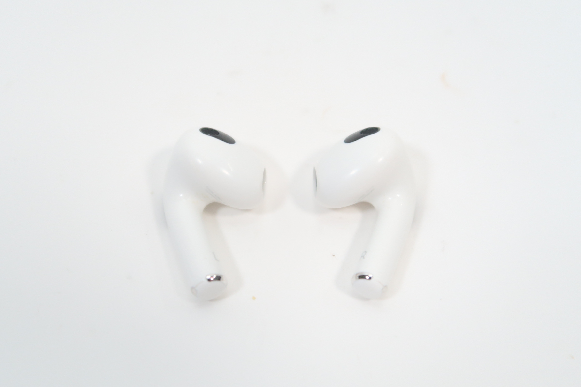 Apple MME73AM A AirPods With MagSafe Wireless Charging Case 3rd Gen