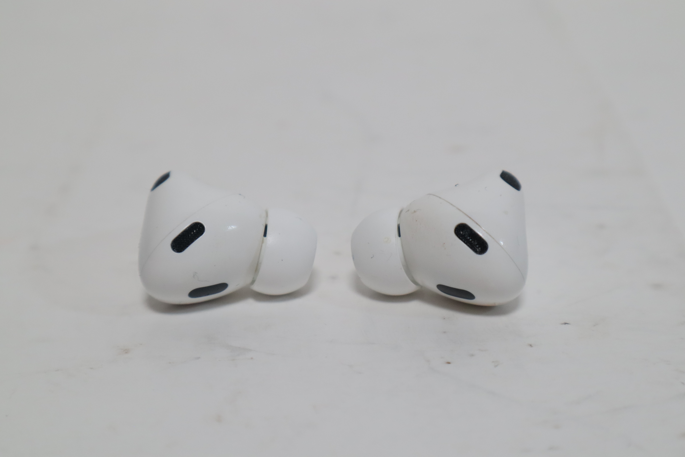 Apple MQD83AM/A Airpods Pro 2nd Gen Noise Cancelling Wireless Earbuds 7168