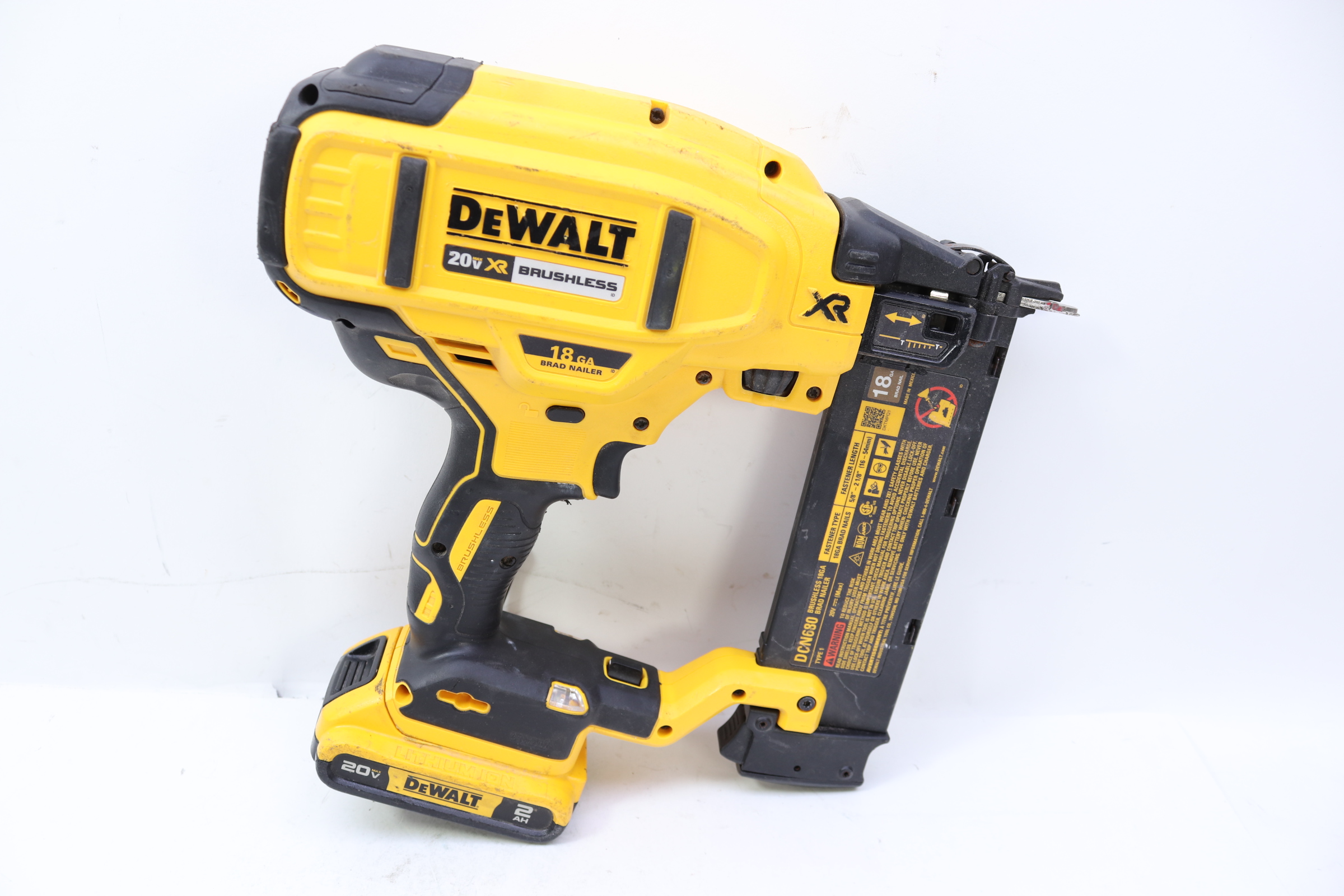 DeWalt DCN680 20V Max Lithium-Ion Brushless 18-Gauge Cordless Brad Nailer  Cordle