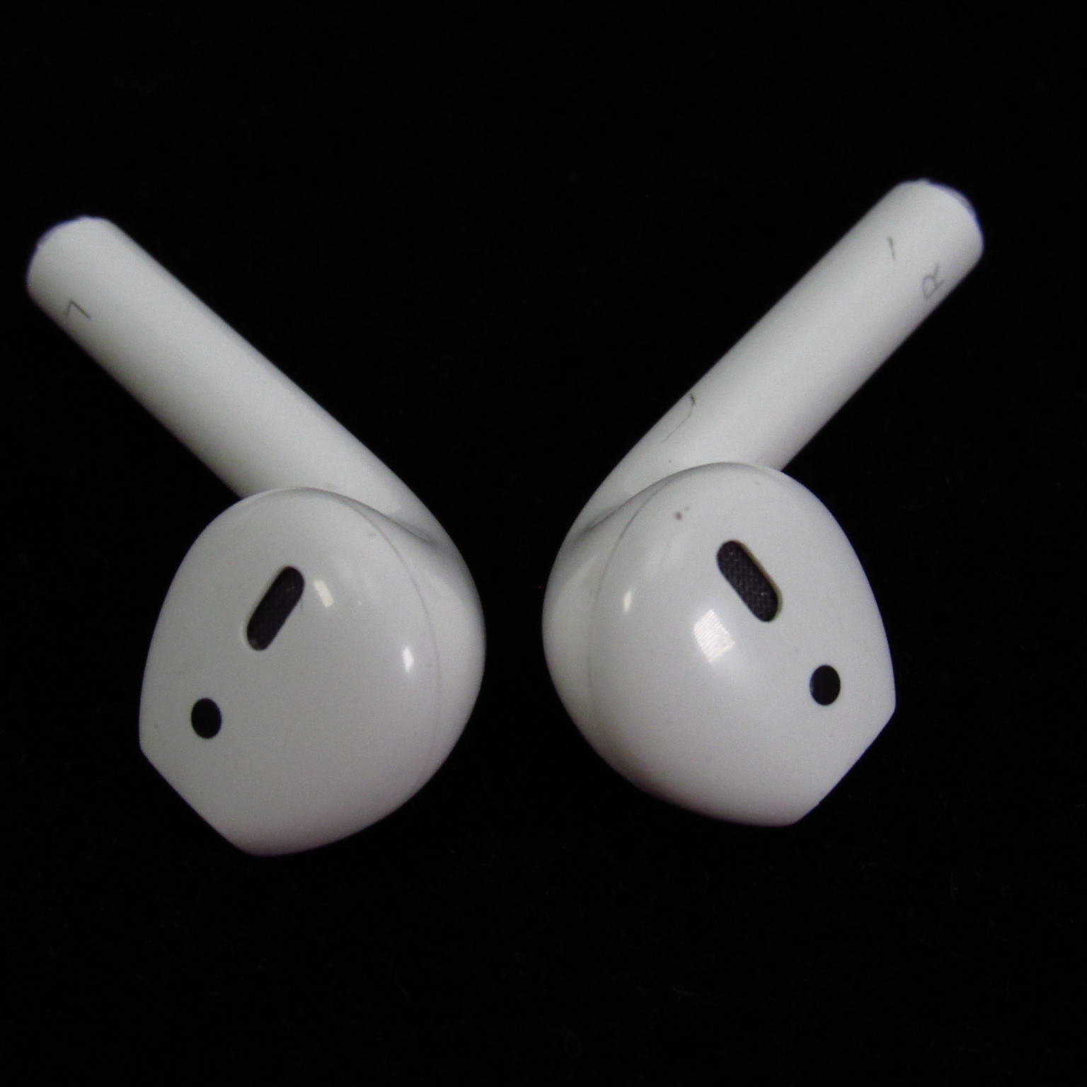 Apple AirPods 2nd Generation - Model 2024 A2031 - TESTED and WORKING