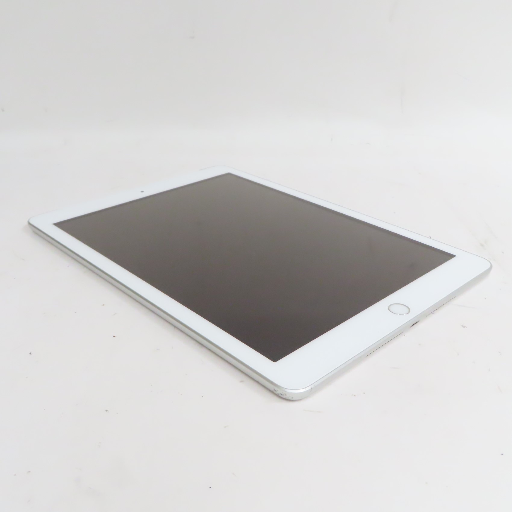 Apple iPad 6th Generation hotsell 32GB Wi-Fi in Silver