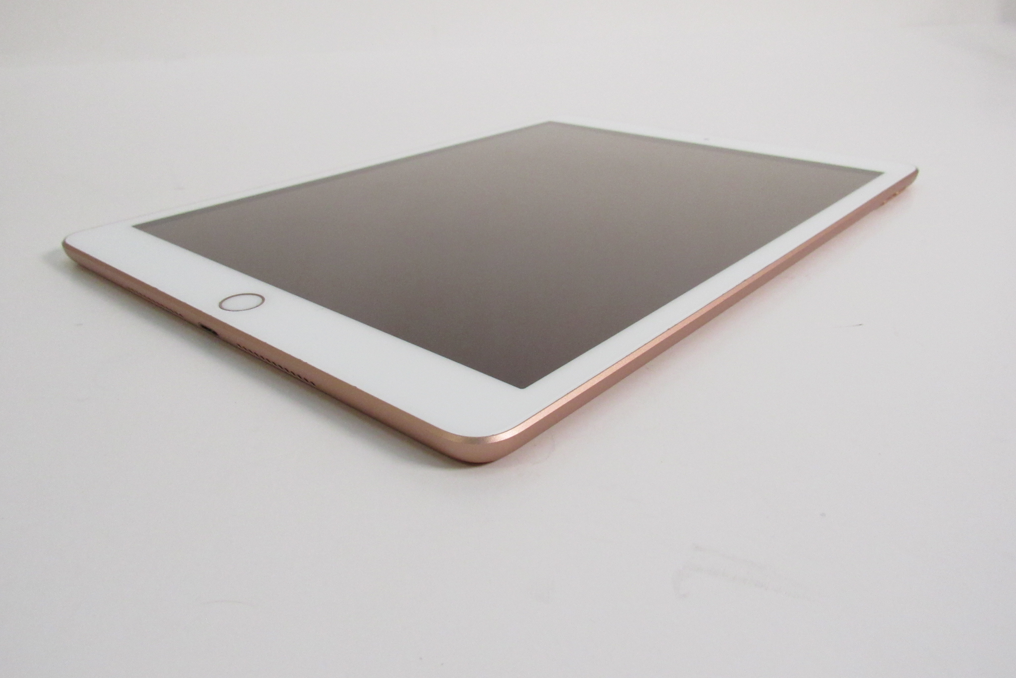Apple iPad 7th Generation NW762LL/A 32GB 10.2'' Wi-Fi Tablet - Gold