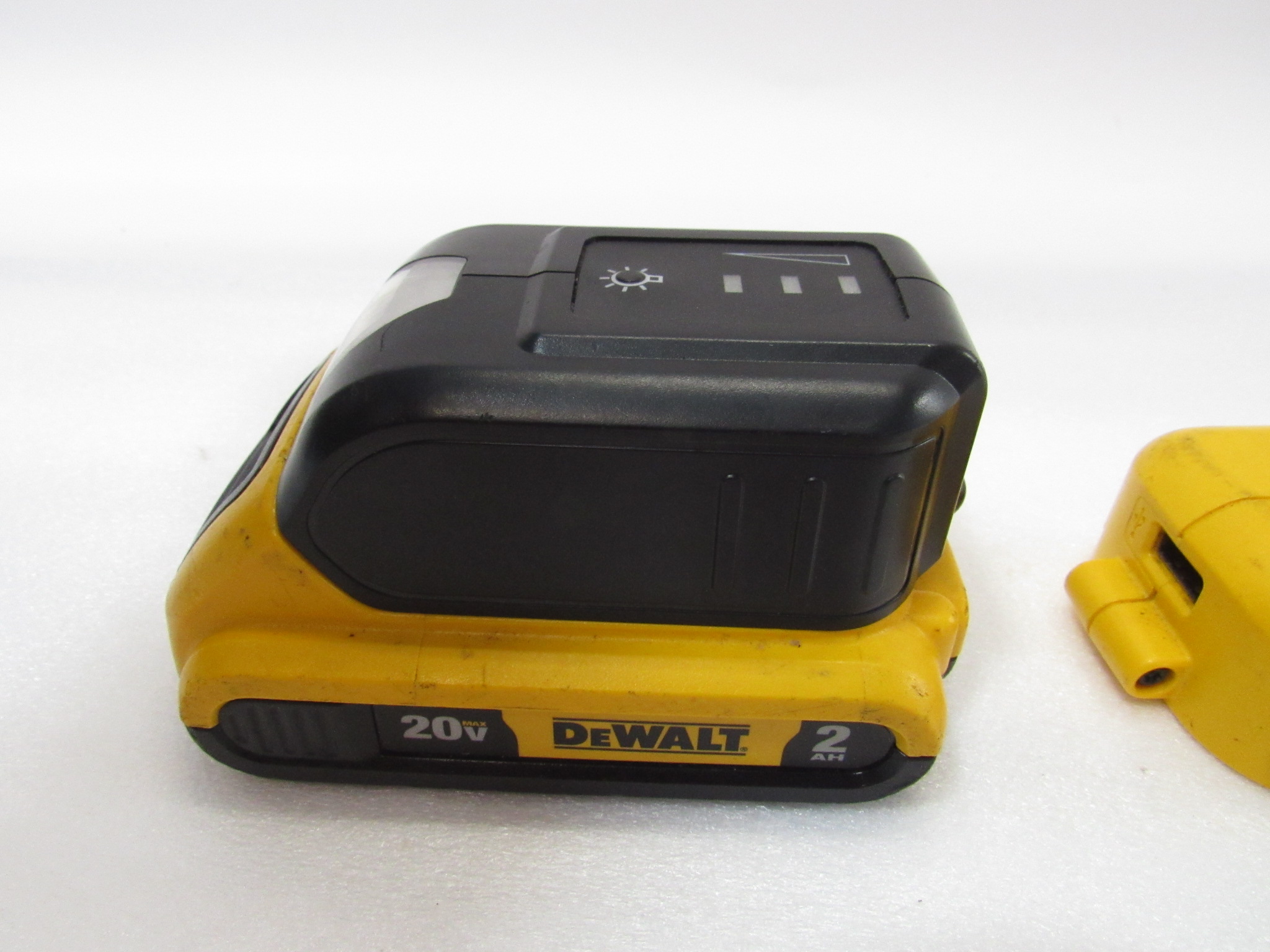 DeWalt DCB092 20V Power Source DCB090 Battery Adapter 20V 2AH Battery