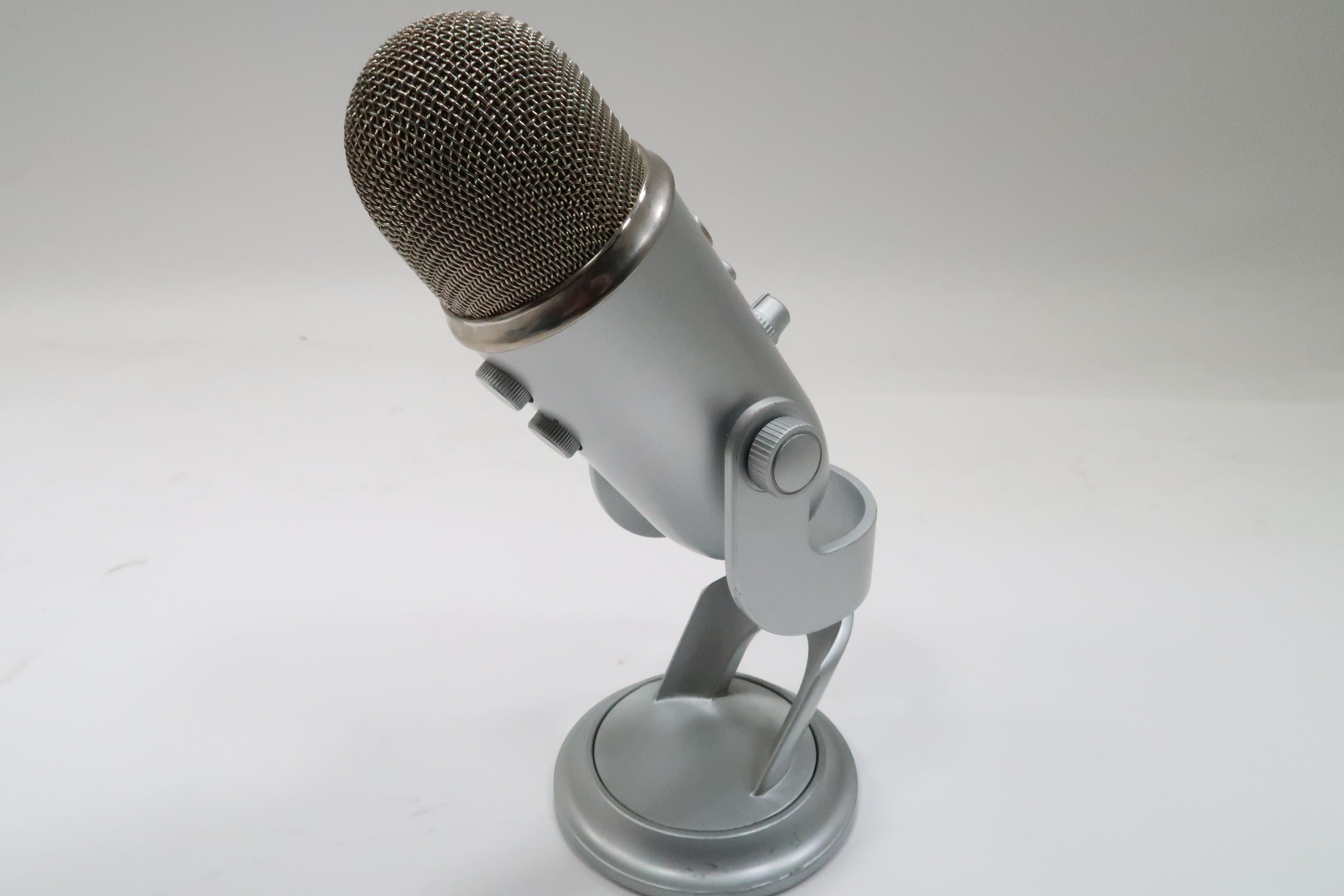 Blue Microphones Yeti Professional Multi-Pattern USB Condenser Microphone -  Silver