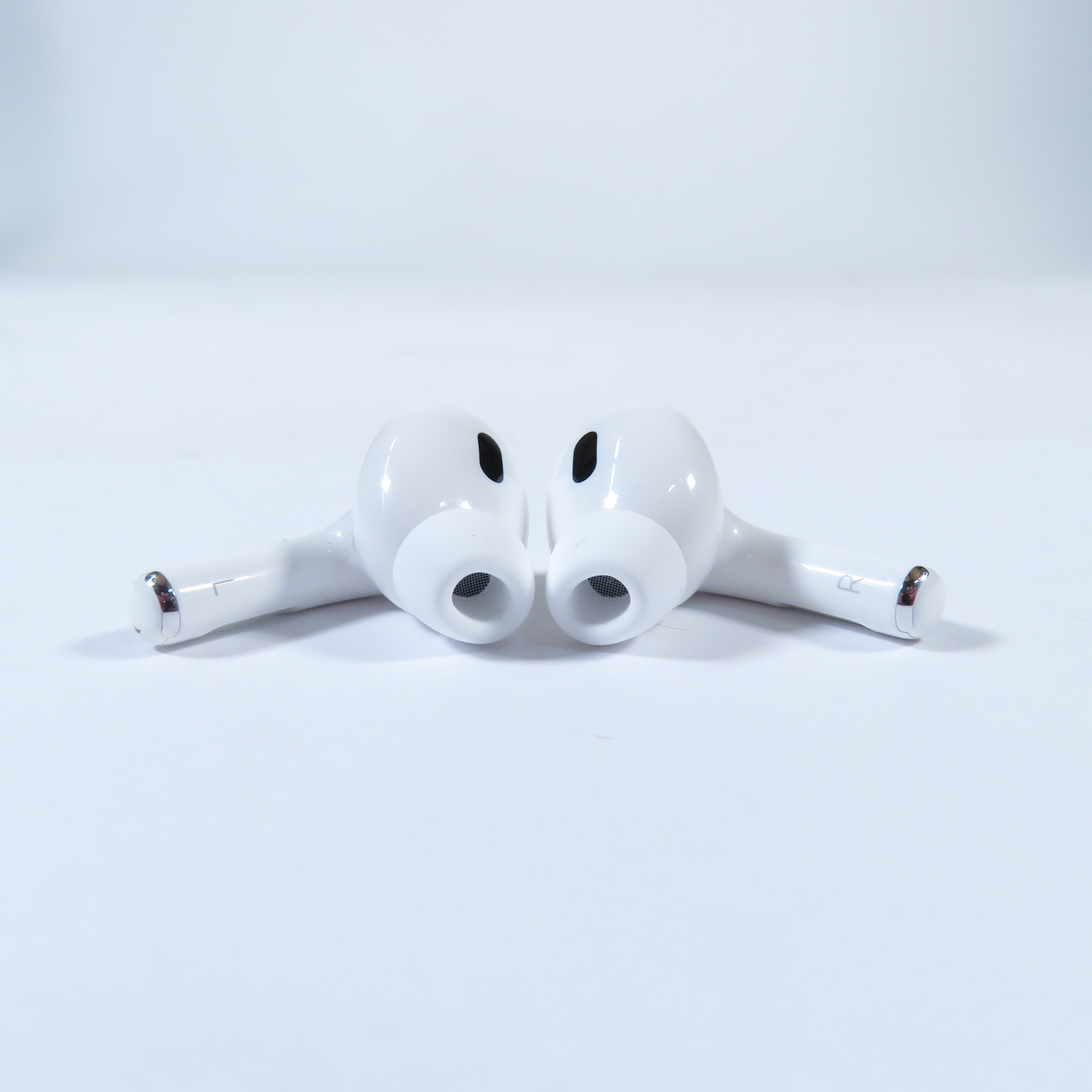 Apple AirPods Pro 2nd Gen A2700 MQD83AM/A Wireless Earbuds & Charging Case  Used