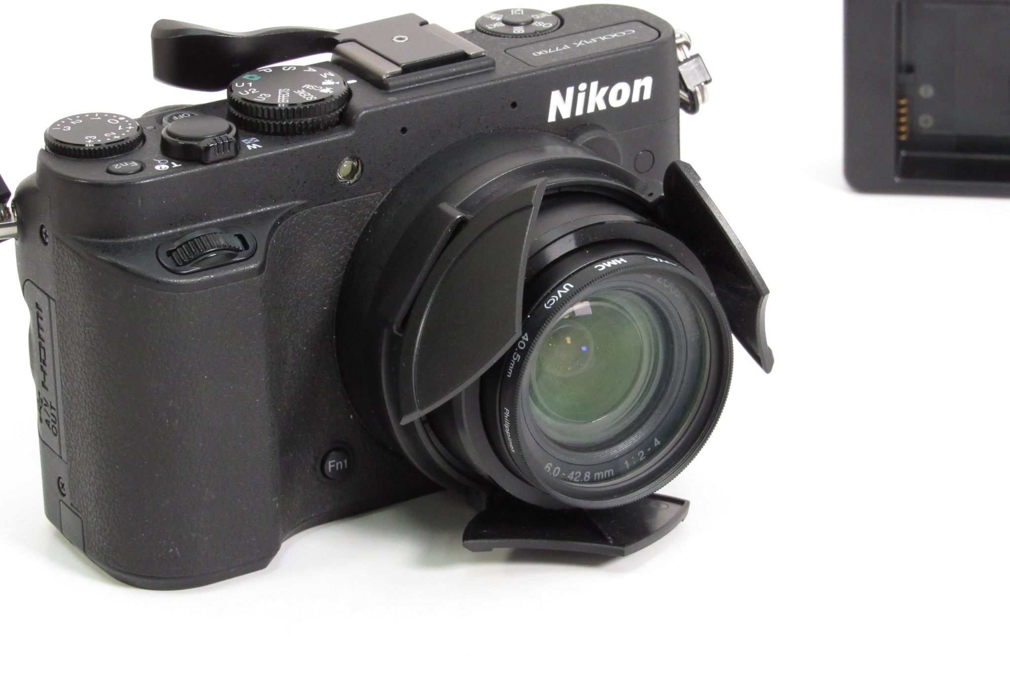 Nikon COOLPIX P7700 12.2MP 3'' LCD 7.1x Optical Zoom Digital