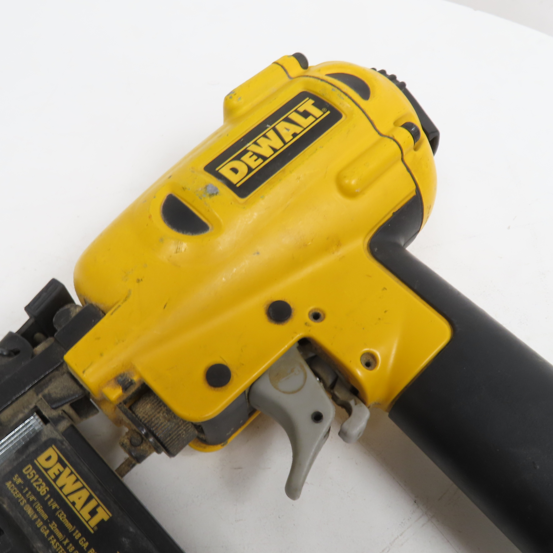 Dewalt d51236 2025 brad nailer