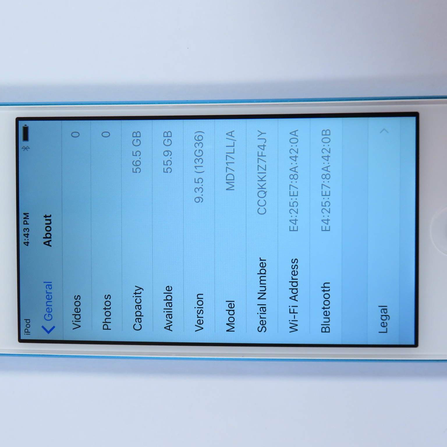 Apple iPod Touch 5th Gen 32gb selling MD717LL/A Blue