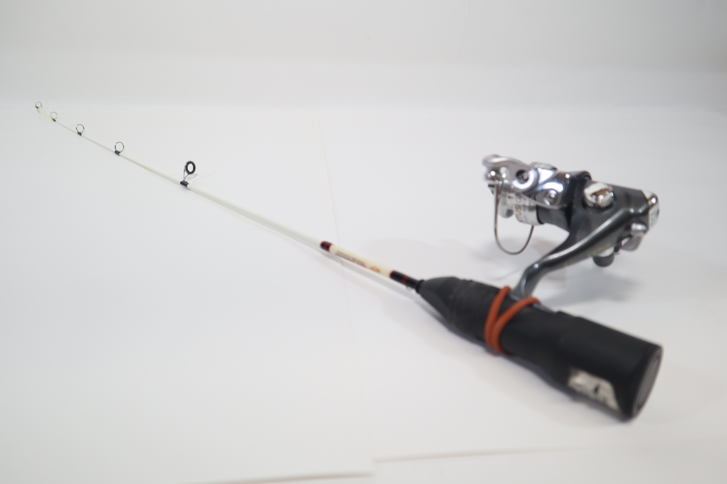 Tica Cetus GV500 Spinning Reel & White BaitRunner Noodle 28 Ice Fishing Rod