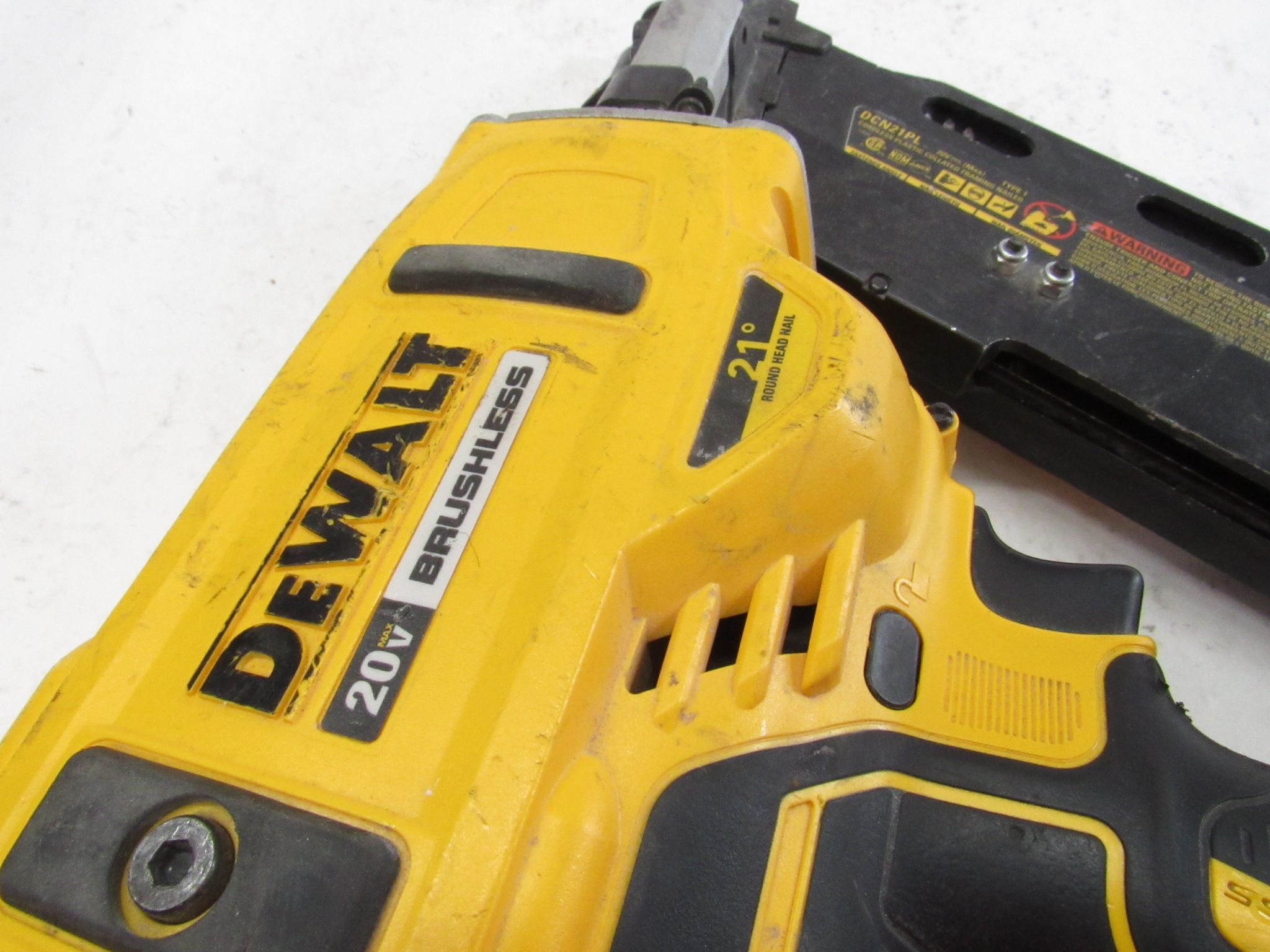 Dewalt 20v max cordless 21 online degree framing nailer model dcn21pl