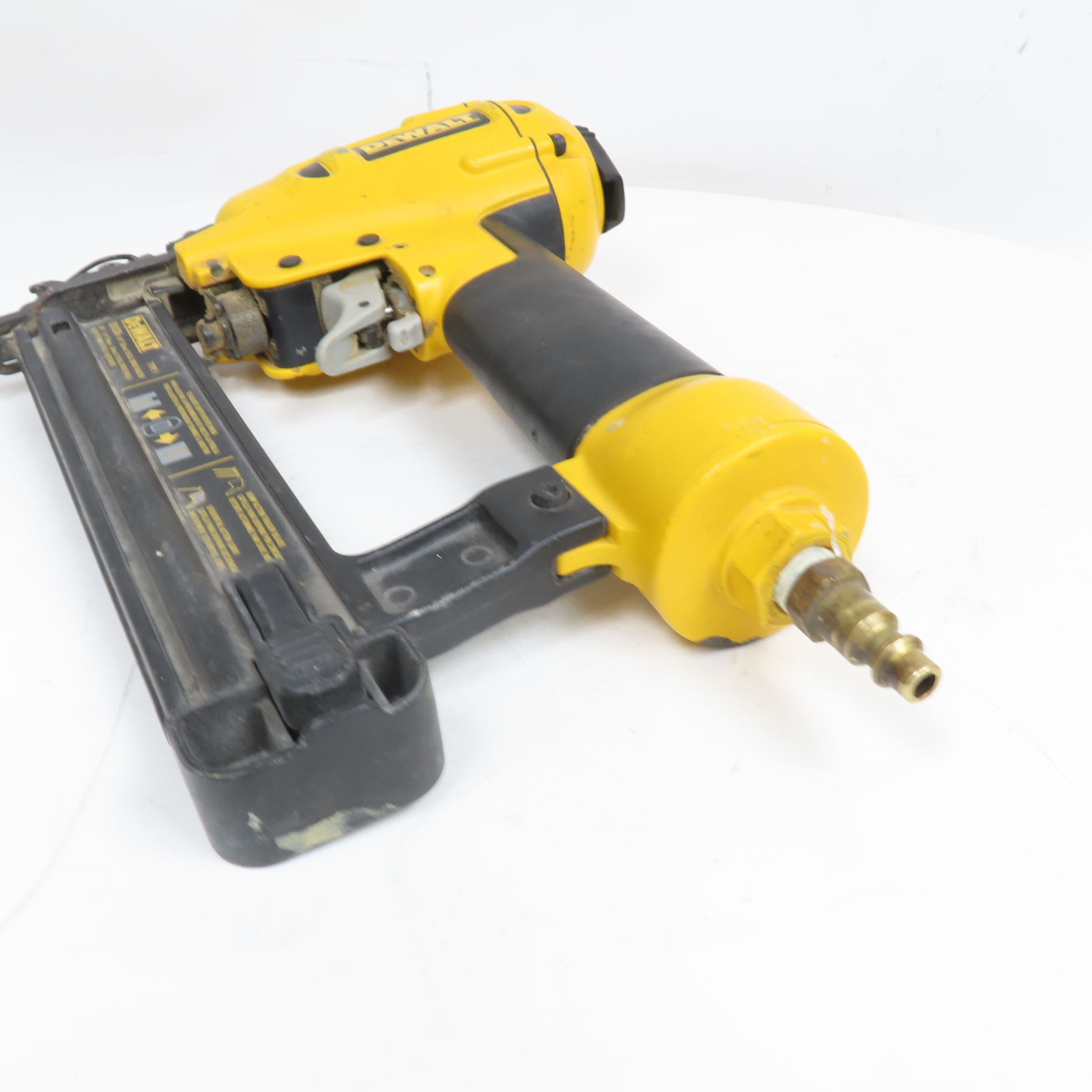 DeWalt D51236 18GA 5 8 1 1 4 Pneumatic Brad Nailer