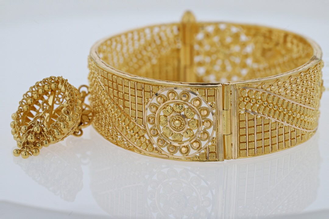 20mm Filigree Bangle w/ Dangle Charm 7.25