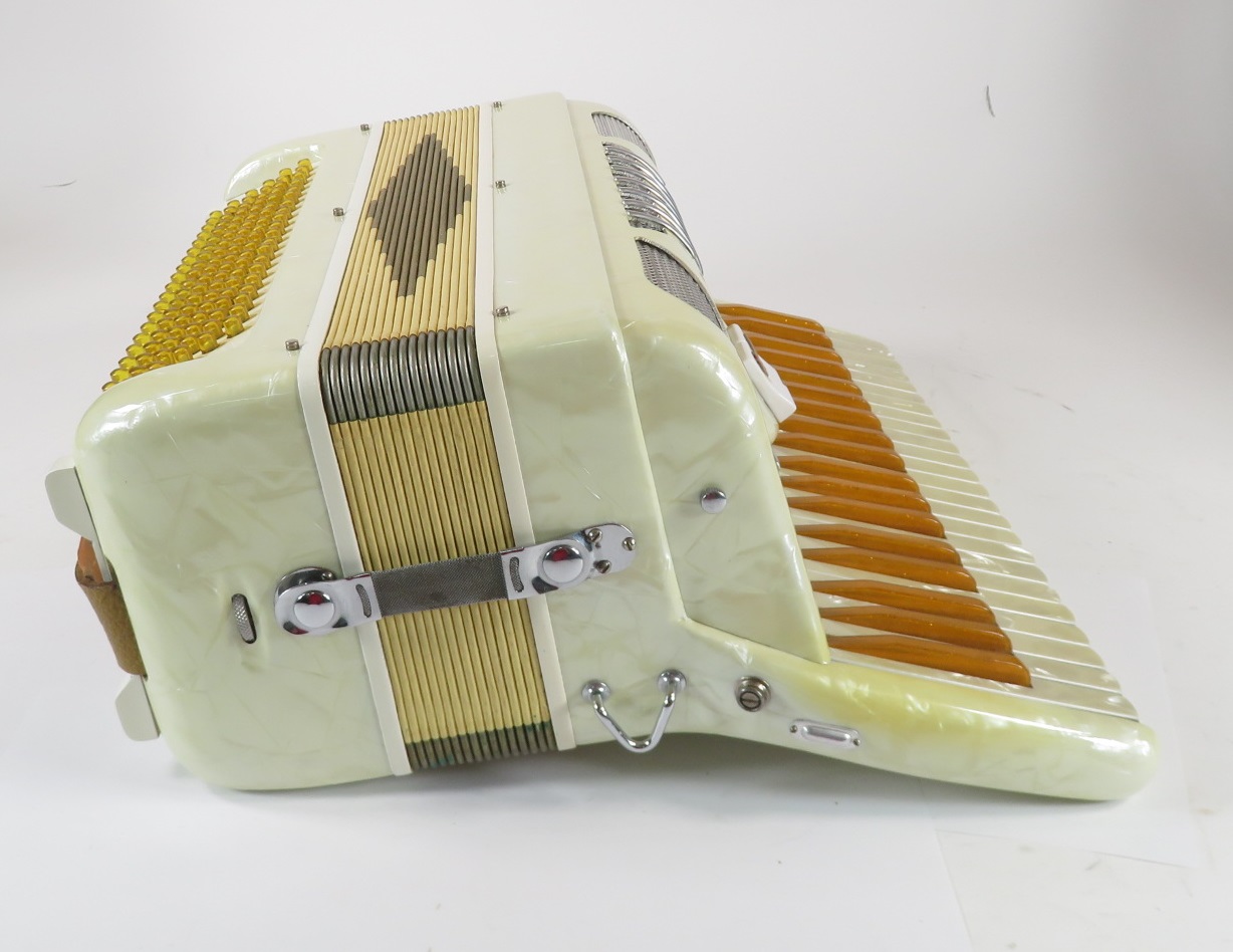 Casino 120 Bass Button 16-Inch Key-to-Key 41 Treble Keys Piano Accordion