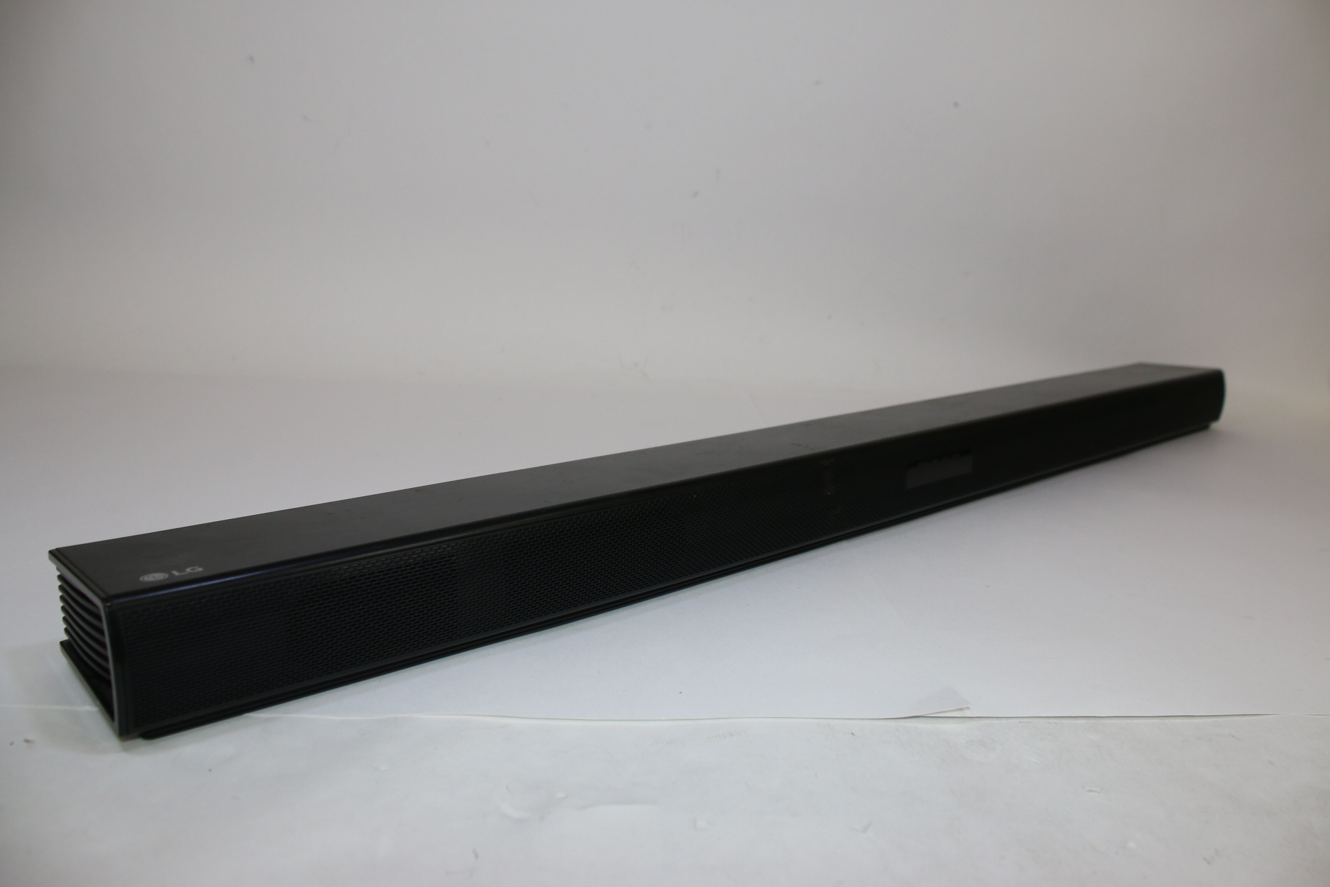 LG SLM3D 2.1 Channel 300W Bluetooth Sound Bar / Wireless Subwoofer SPH4BW