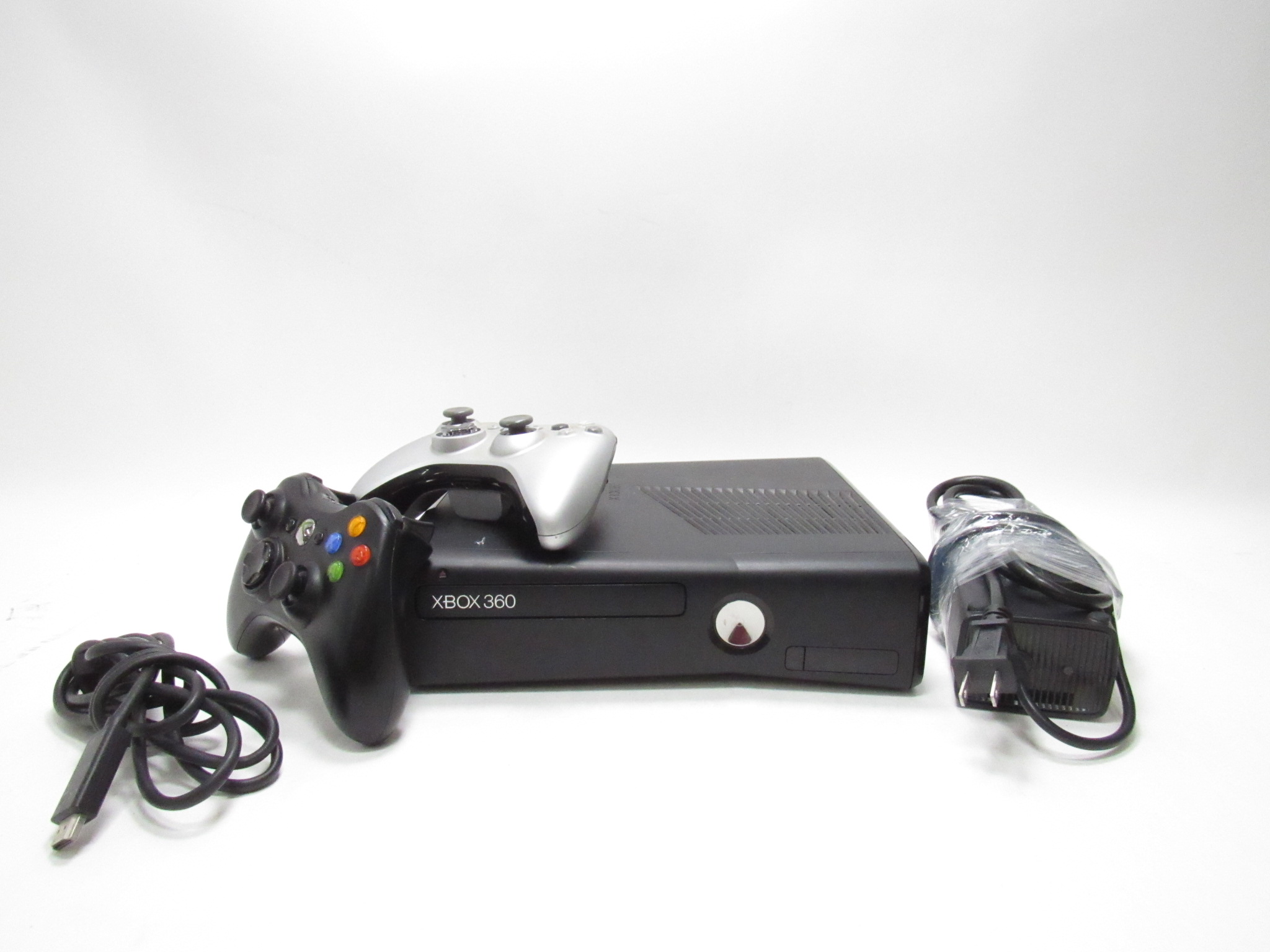 Xbox 360 S Console Model 1439 W/Controller & Cords - FREE SHIPPING