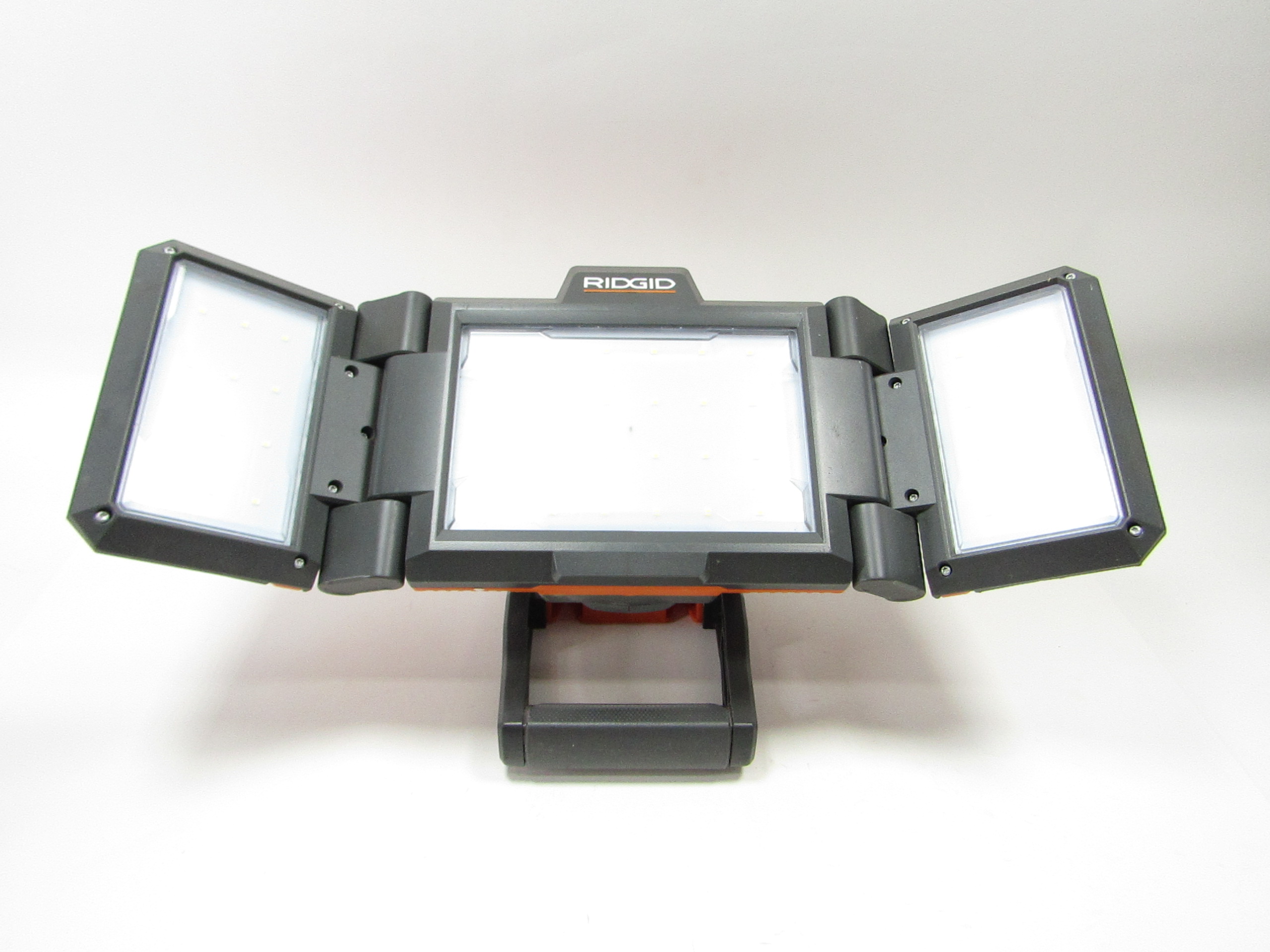 RIDGID R8694221 18-Volt Lithium-Ion Hybrid 2500 Lumen Folding Panel Light