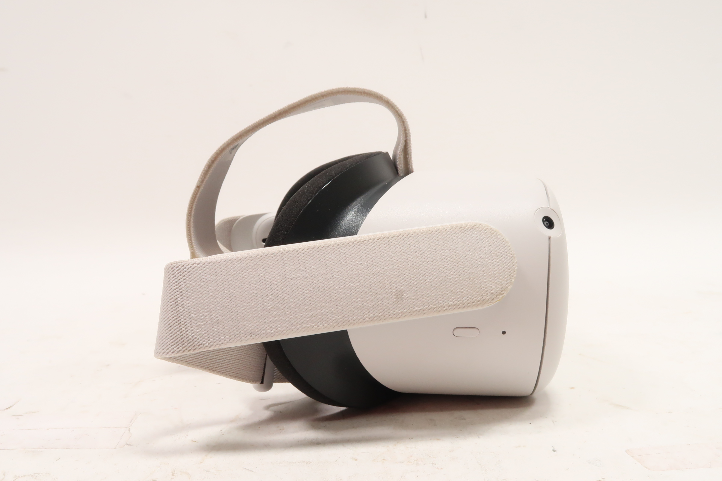 Oculus Quest 2 128GB All-in-One VR Headset-8317