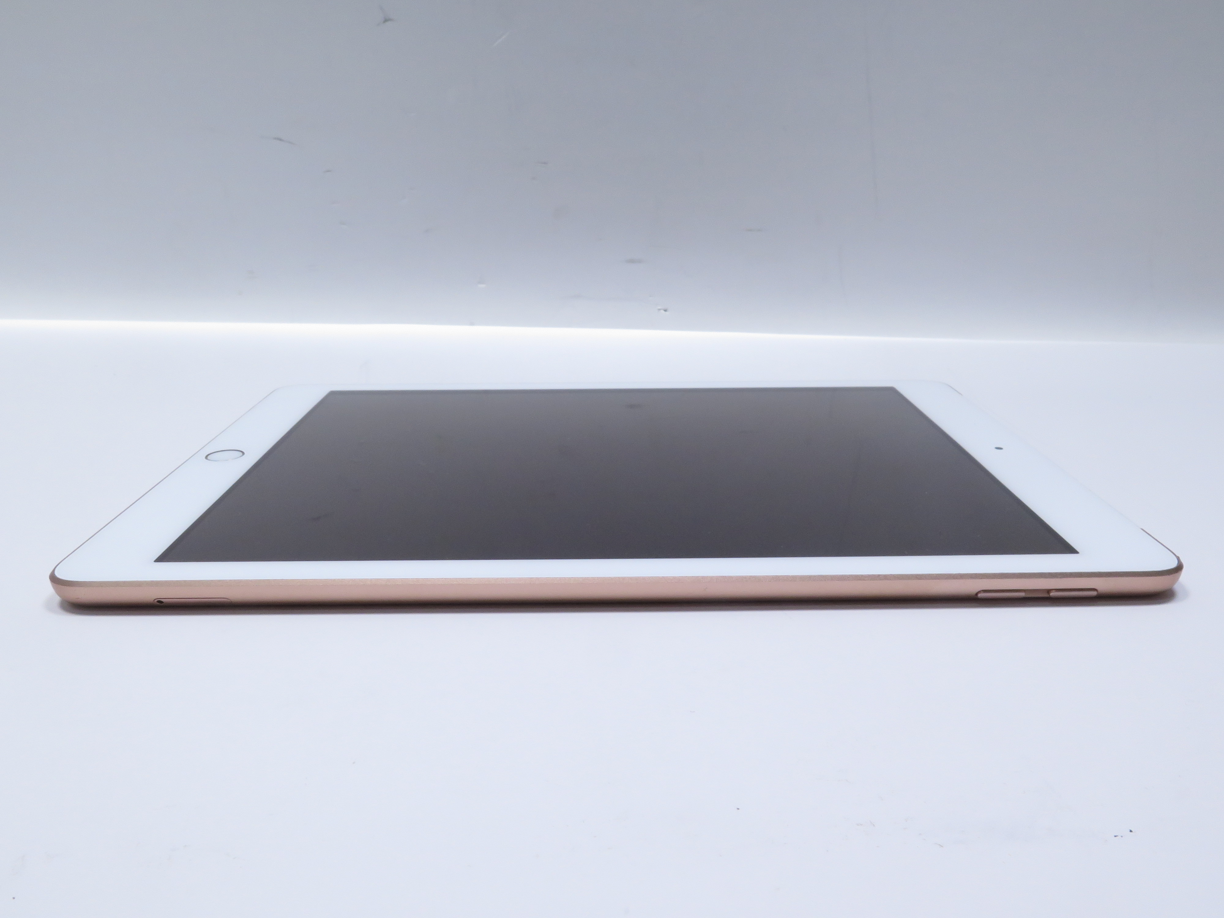Apple MRM32LL/A iPad 6th Generation 32GB WiFi + Verizon 9.7