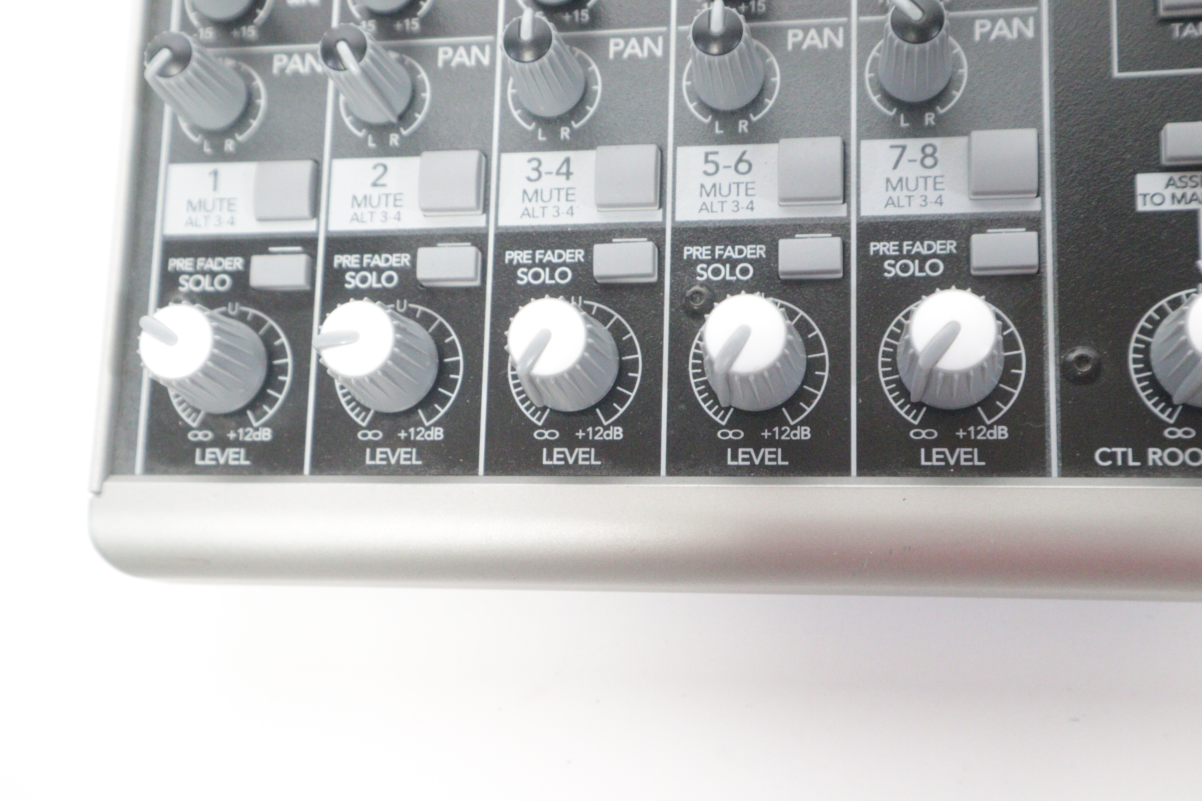 Mackie 802-VLZ3 8Channel Compact Recording/SR Premium Microphone