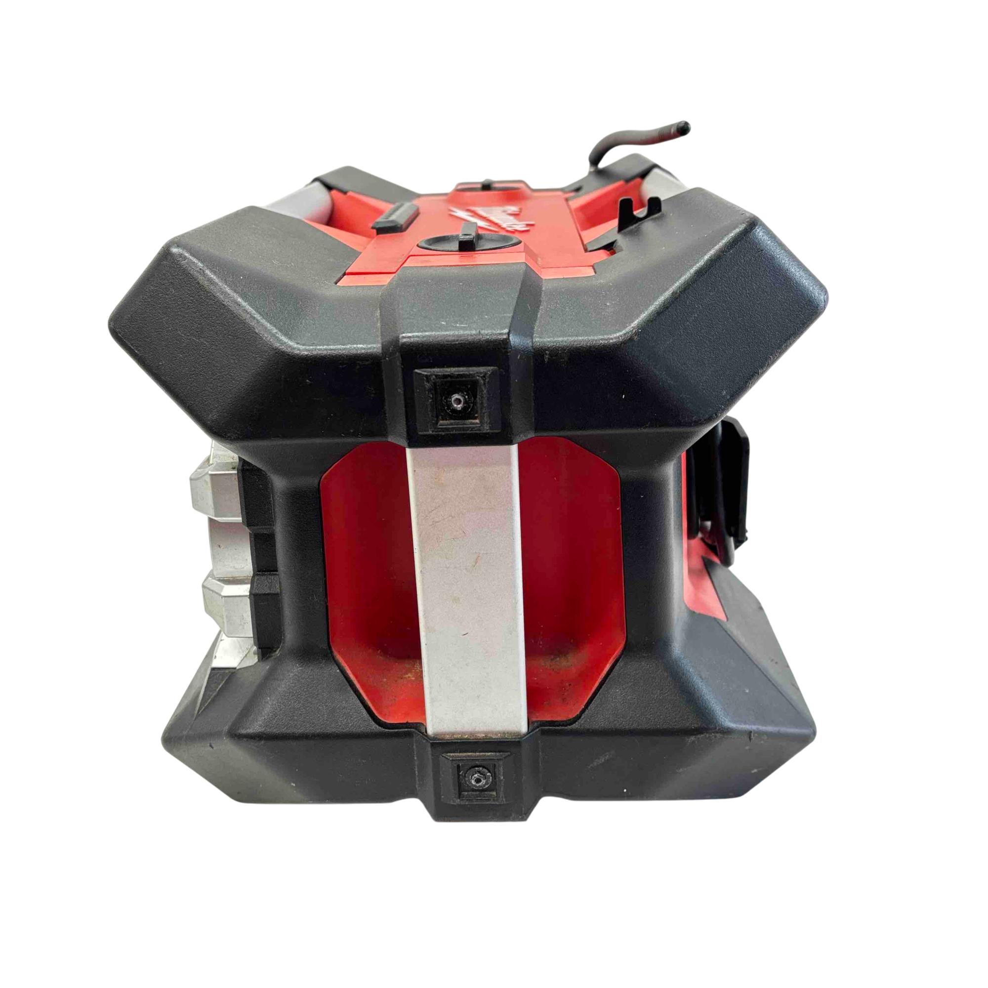 Milwaukee 2790-20 12-Volt-28-Volt 40 Watt Rugged AM/FM Jobsite Radio