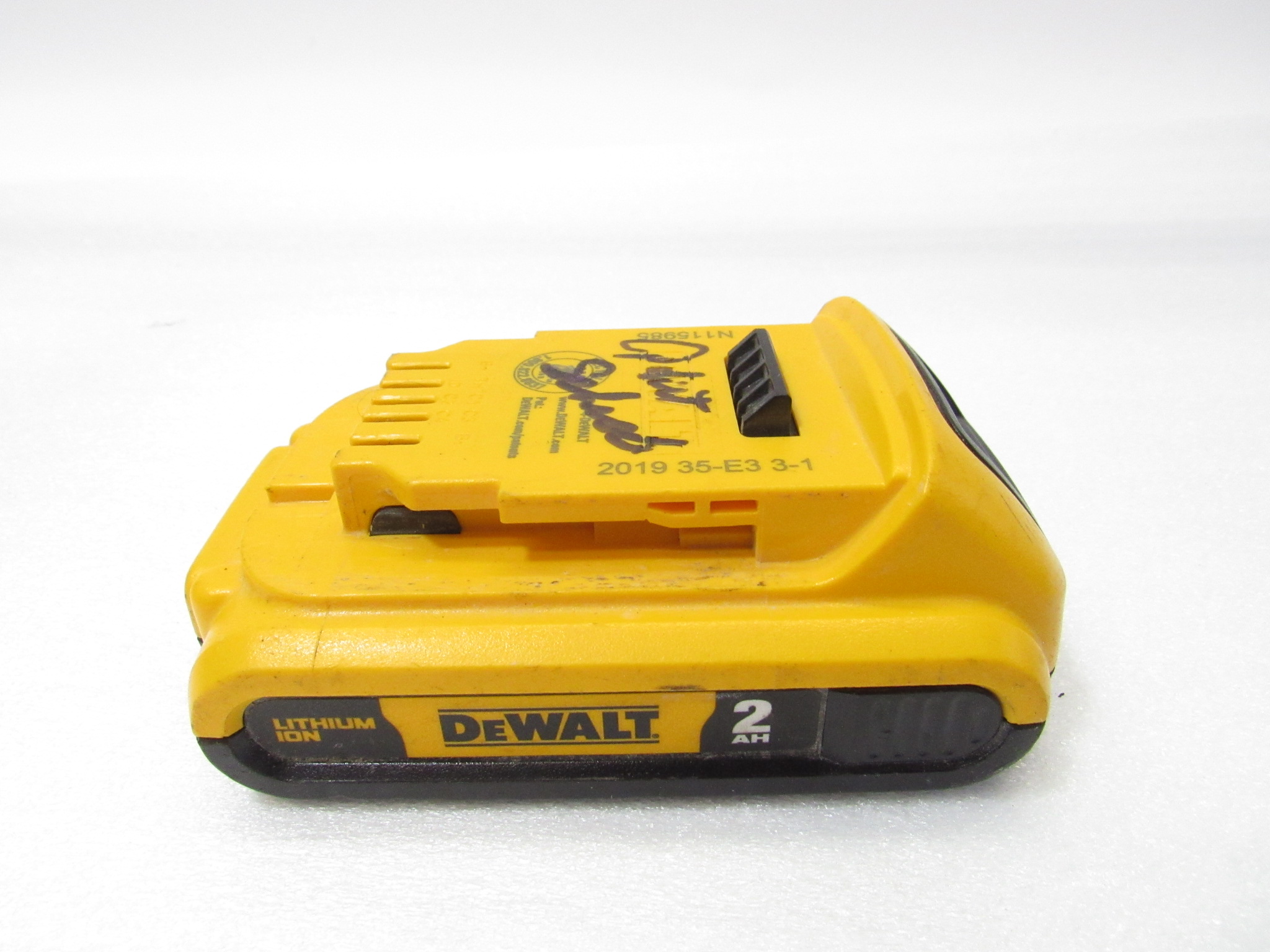 DEWALT DCB203 20-Volt MAX Compact Lithium-Ion 2.0Ah Battery Pack
