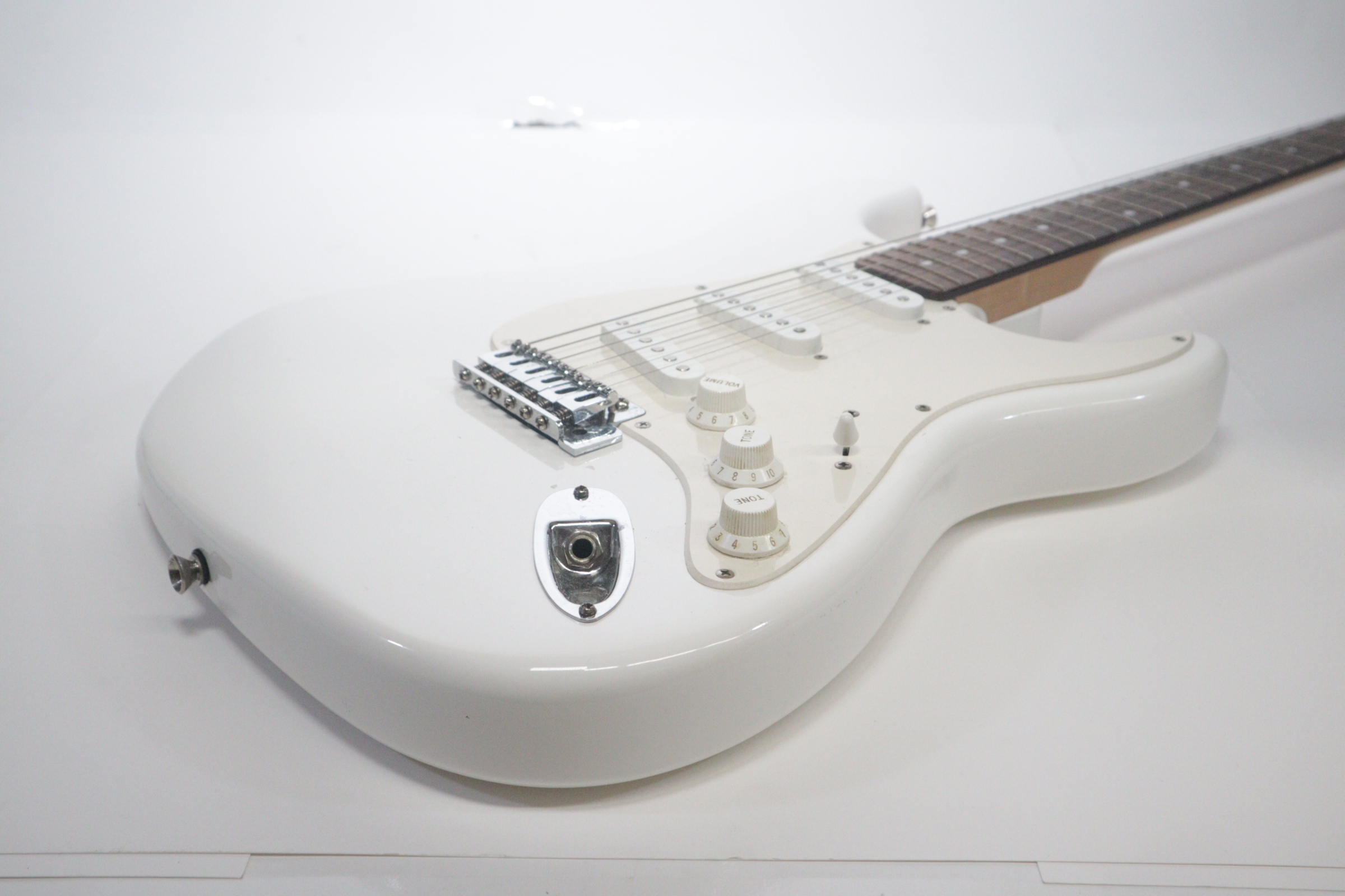 Squier by Fender Stratocaster Bullet Series Arctic White 6String