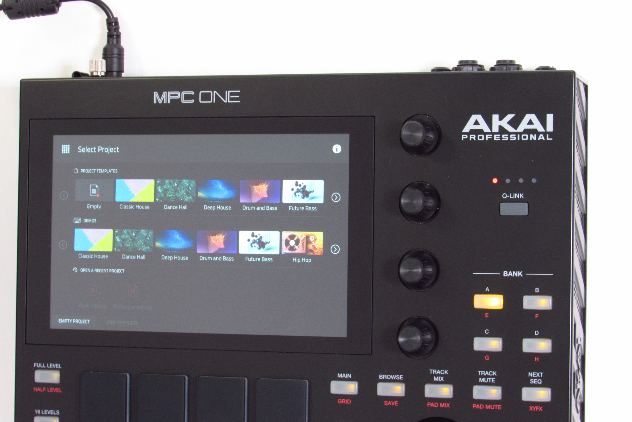 AKAI MPC Live MIDIコントローラー ポータブルなミキサー/DAWコントローラー AKAI MIDI MIX 発表