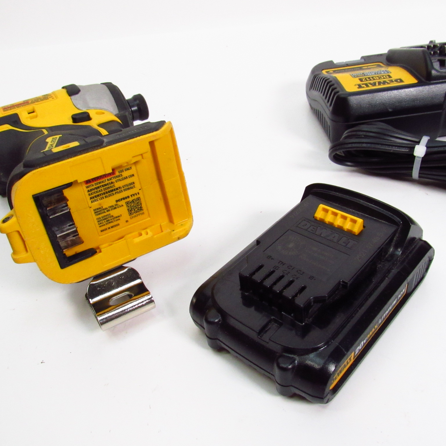 DeWalt DCF809 20V 1/2'' Drive Cordless Impact Driver Kit
