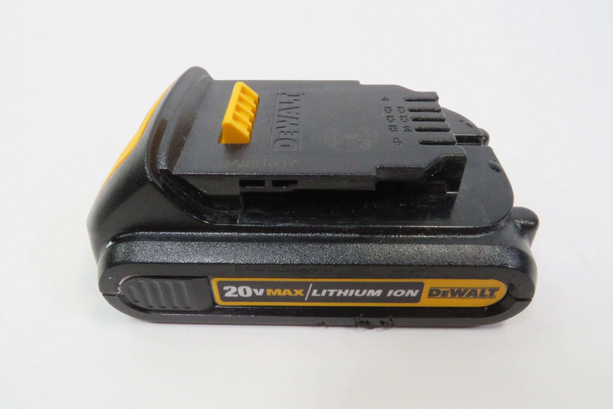 DeWalt DCS354Q1 Atomic 20V Max Lithium-Ion Cordless Oscillating Tool Kit with 4.0Ah Battery, Charger and Kit Bag DeWalt DCS354Q1 Atomic 20V Max Lithium-Ion Cordless Oscillating Tool Kit with 4.0Ah Battery, Charger and Kit Bag