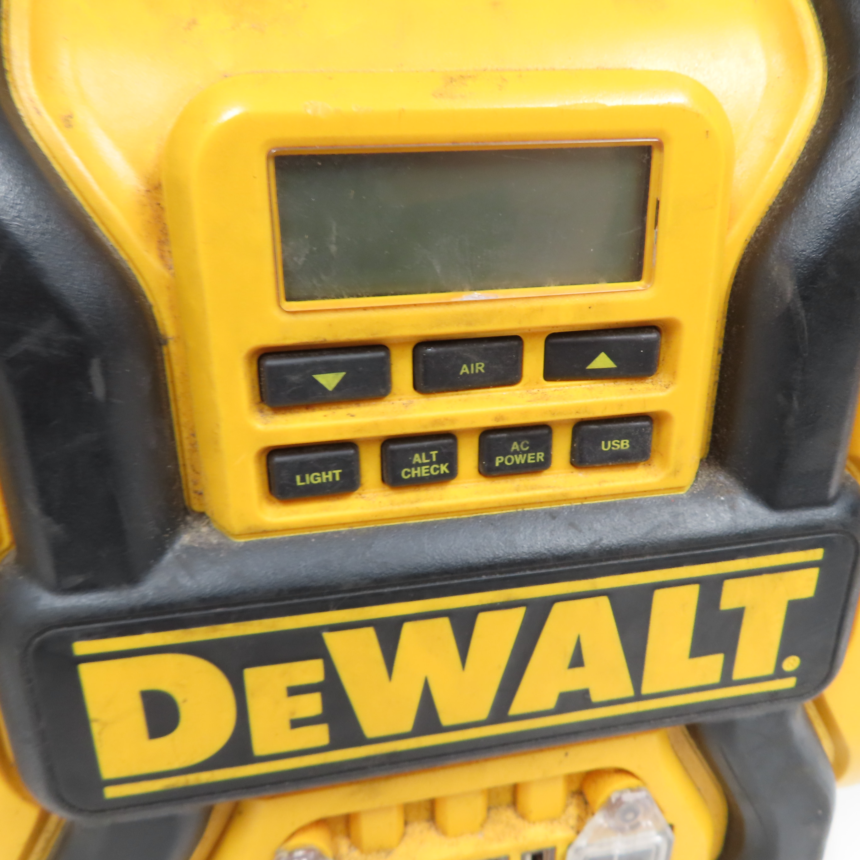 DeWalt DXAEPS14 1600 Amp 12V Automotive Jump Starter/Power Station