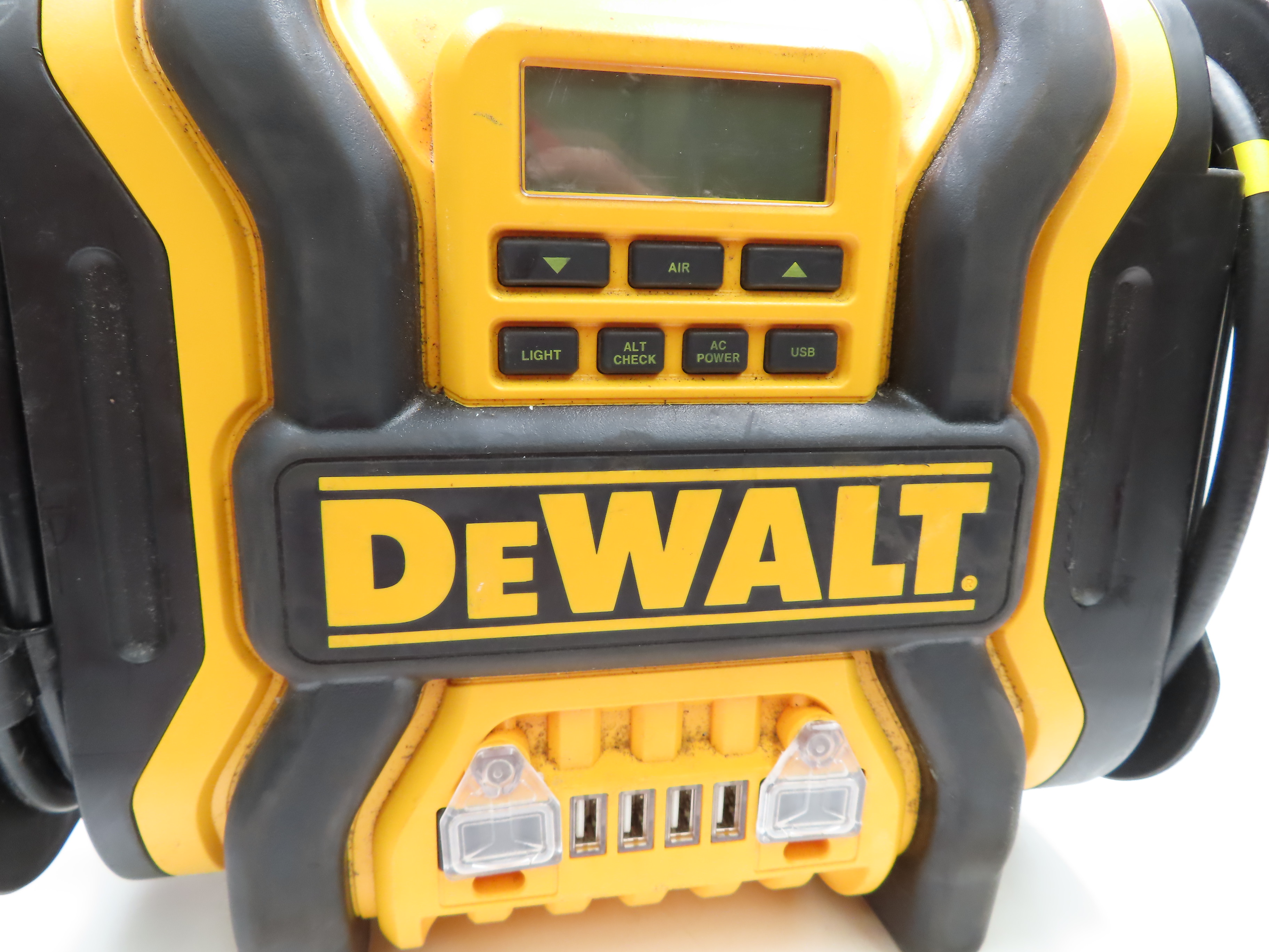 DeWalt DXAEPS14 1600 Peak Amp 12V Automatic Car Battery Starter