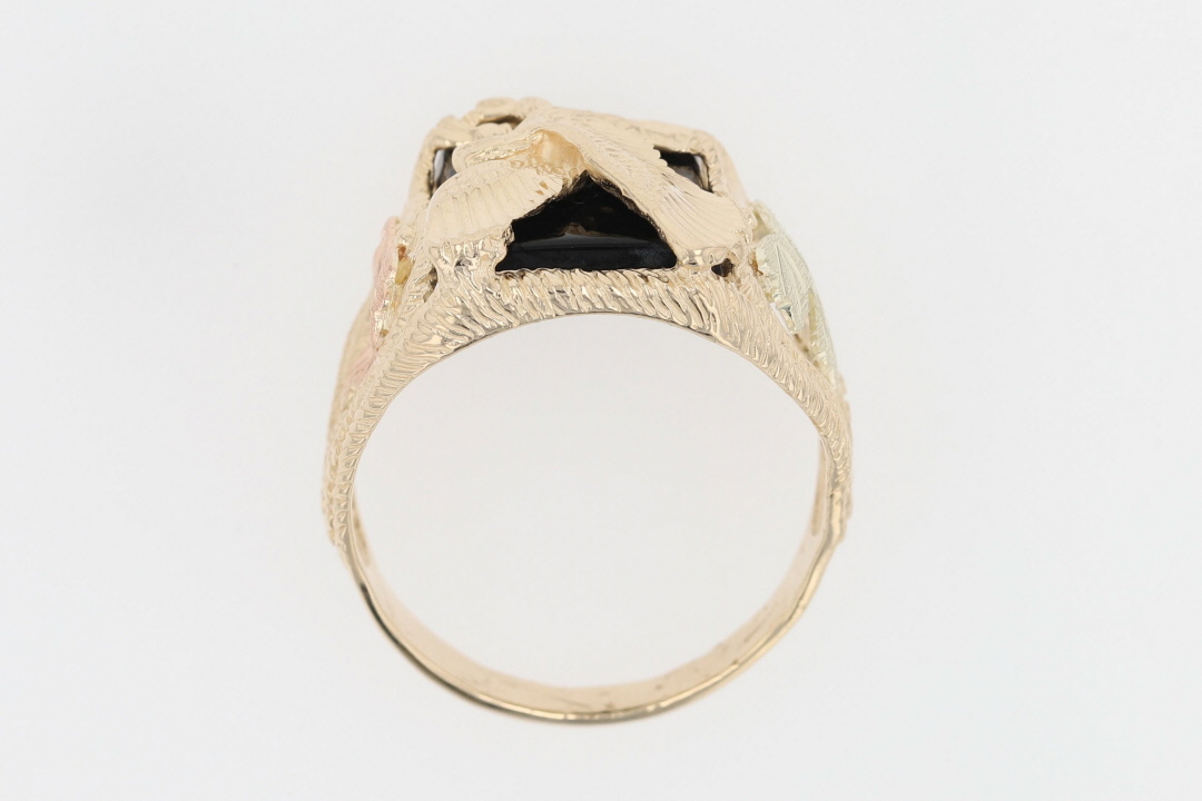 アクセサリー CALEE Eagle Motif Gold Tone Ring Black Hills Gold Dyed Onyx Eagle Leaves Men's Ring 10K Multi-Tone