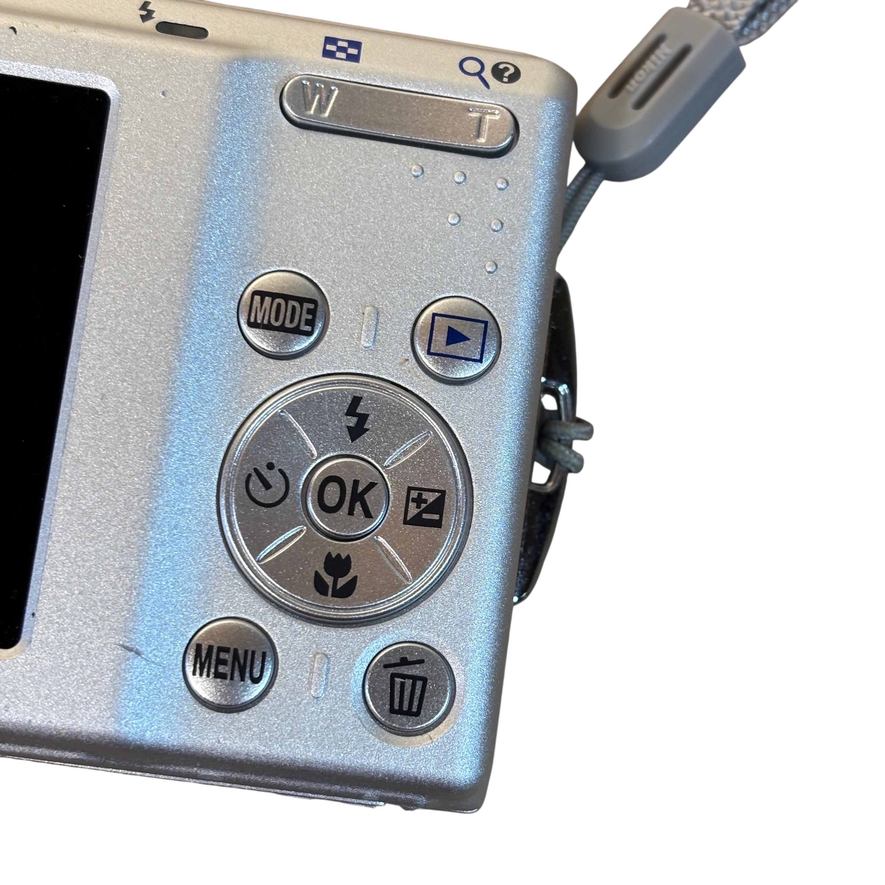 Nikon COOLPIX S202 Silver 8MP Ultra-Compact 3X Digital Camera 4946