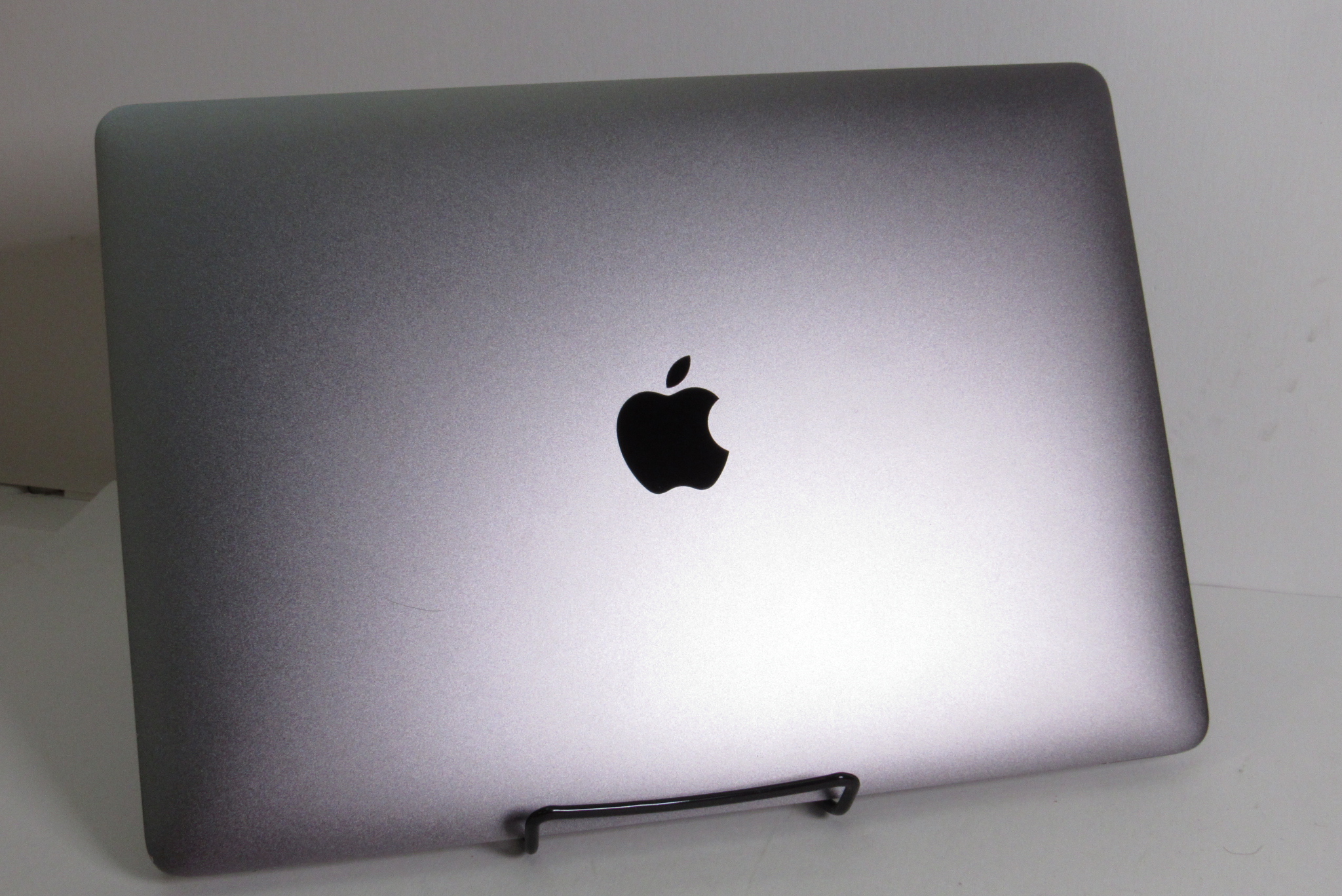 Apple MacBook Air 2020 MGN63LL/A M1 3.2GHz 8GB RAM 256GB SSD Space