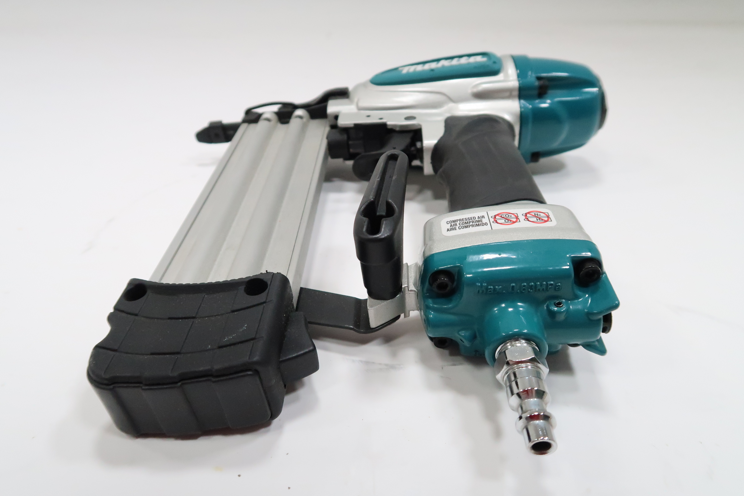 Makita AF506 Pneumatic 18-Gauge 2 in. Brad Nailer 2202