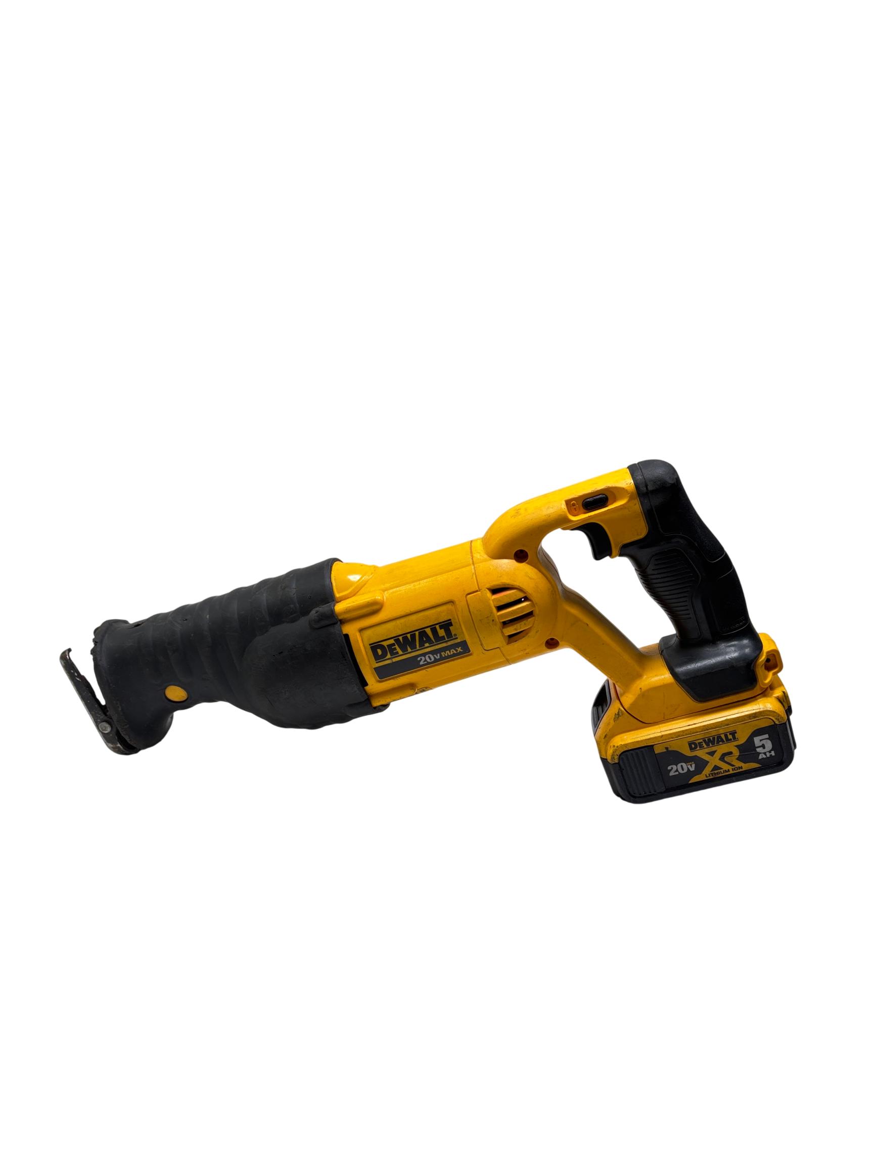 DeWalt DCS380 20V MAX Cordless Variable Speed Reciprocating Saw/5Ah Battery