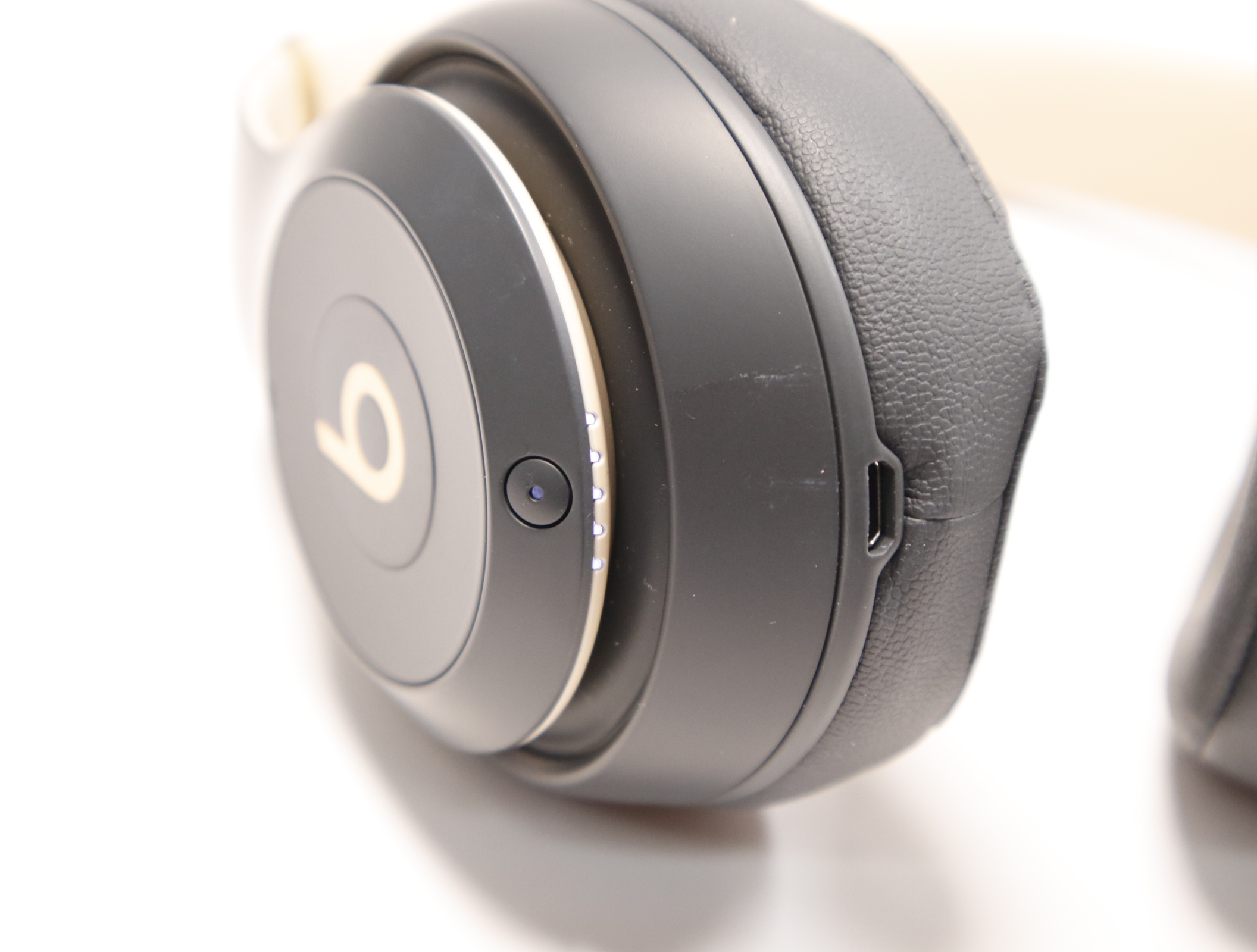 Beats Studio 3 MXJ2LL/A A1914 Shadow Gray Wireless Headphones Over