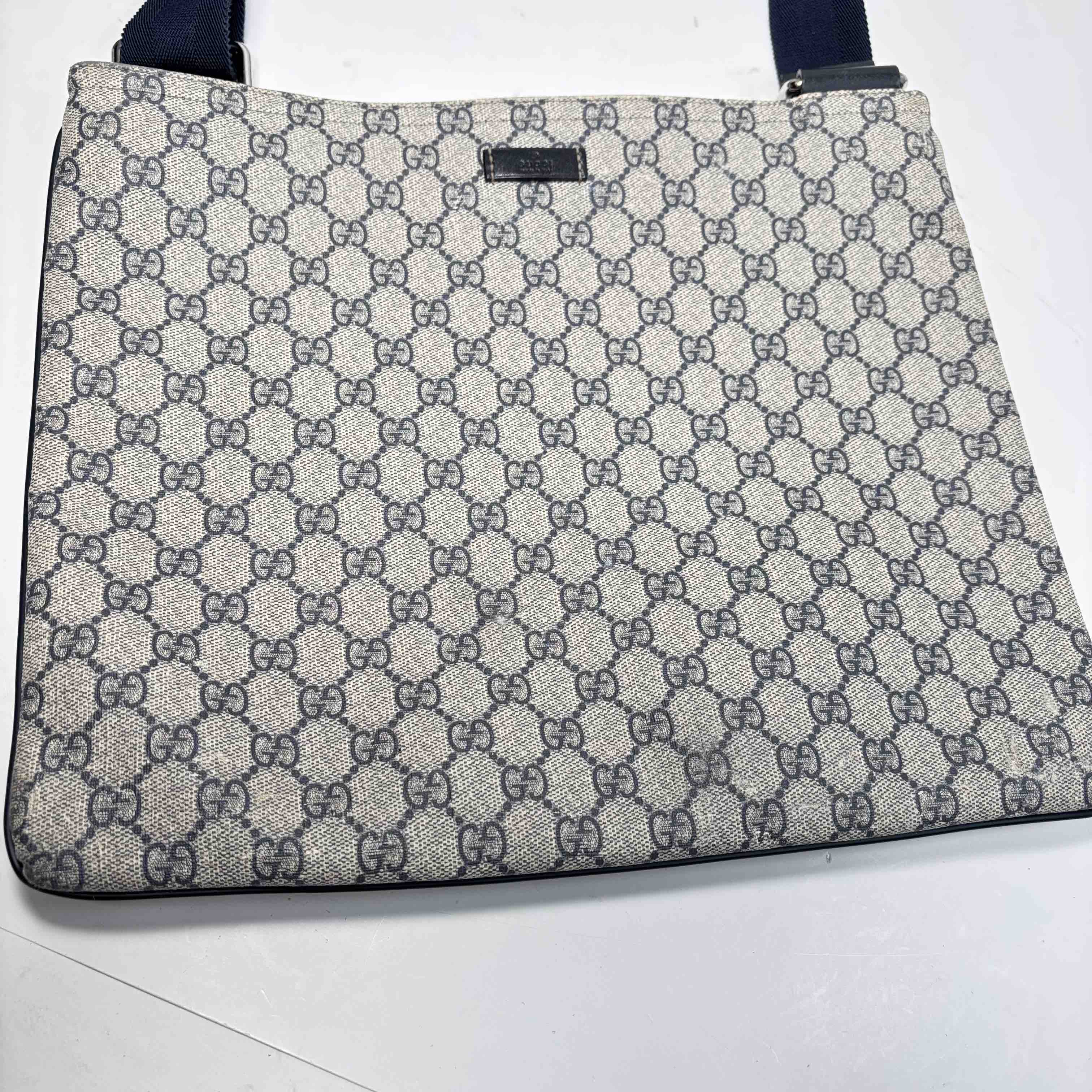 maページ Gucci 201446 GG Supreme Canvas Flat Messenger Bag