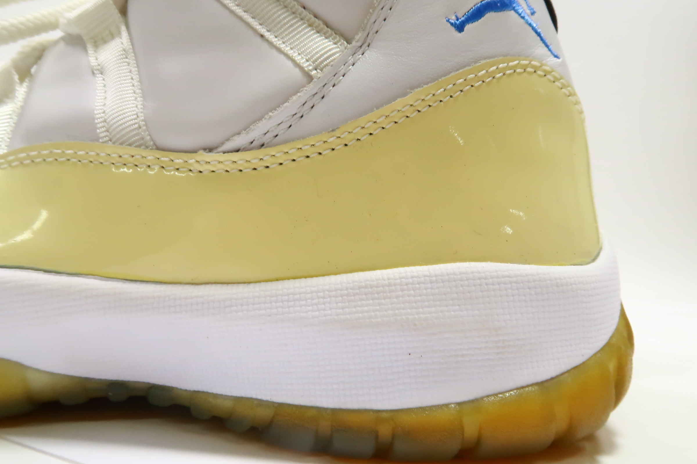 Nike Jordan 11 Retro Columbia (2001) 136046-142 Size 11 Men's Sneakers