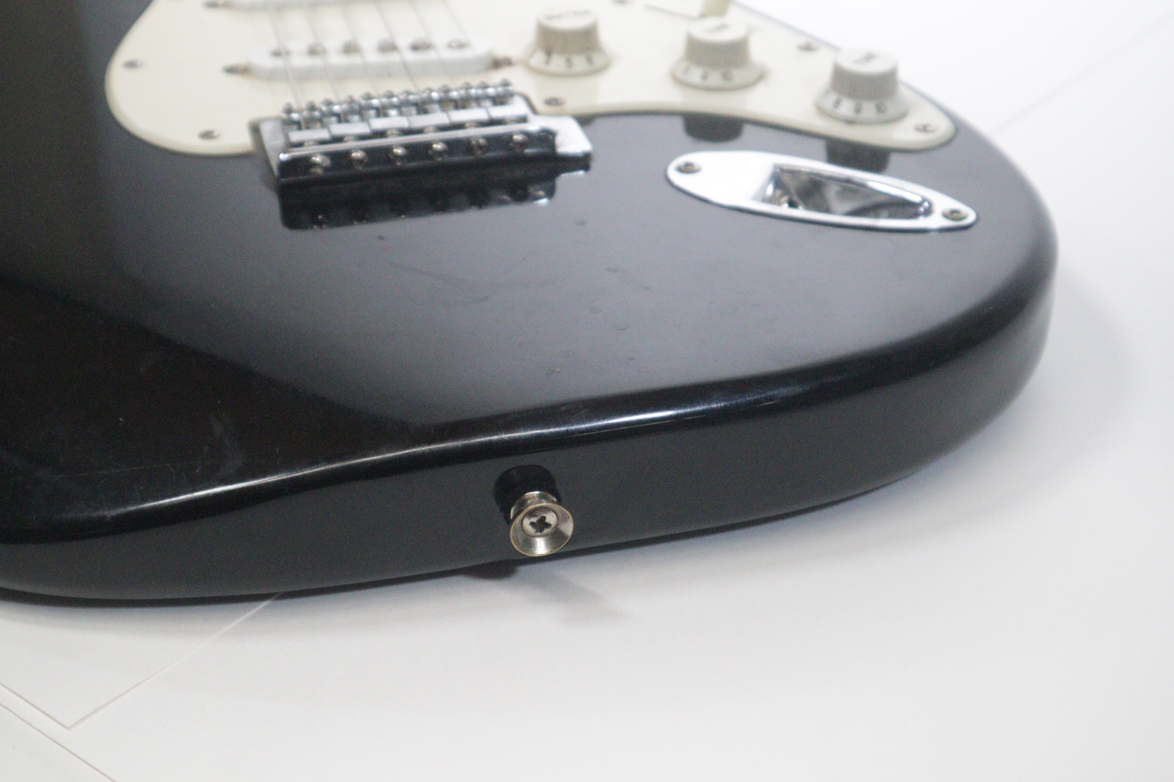 Squier By Fender Strat Affinity Series Black/White 6-String
