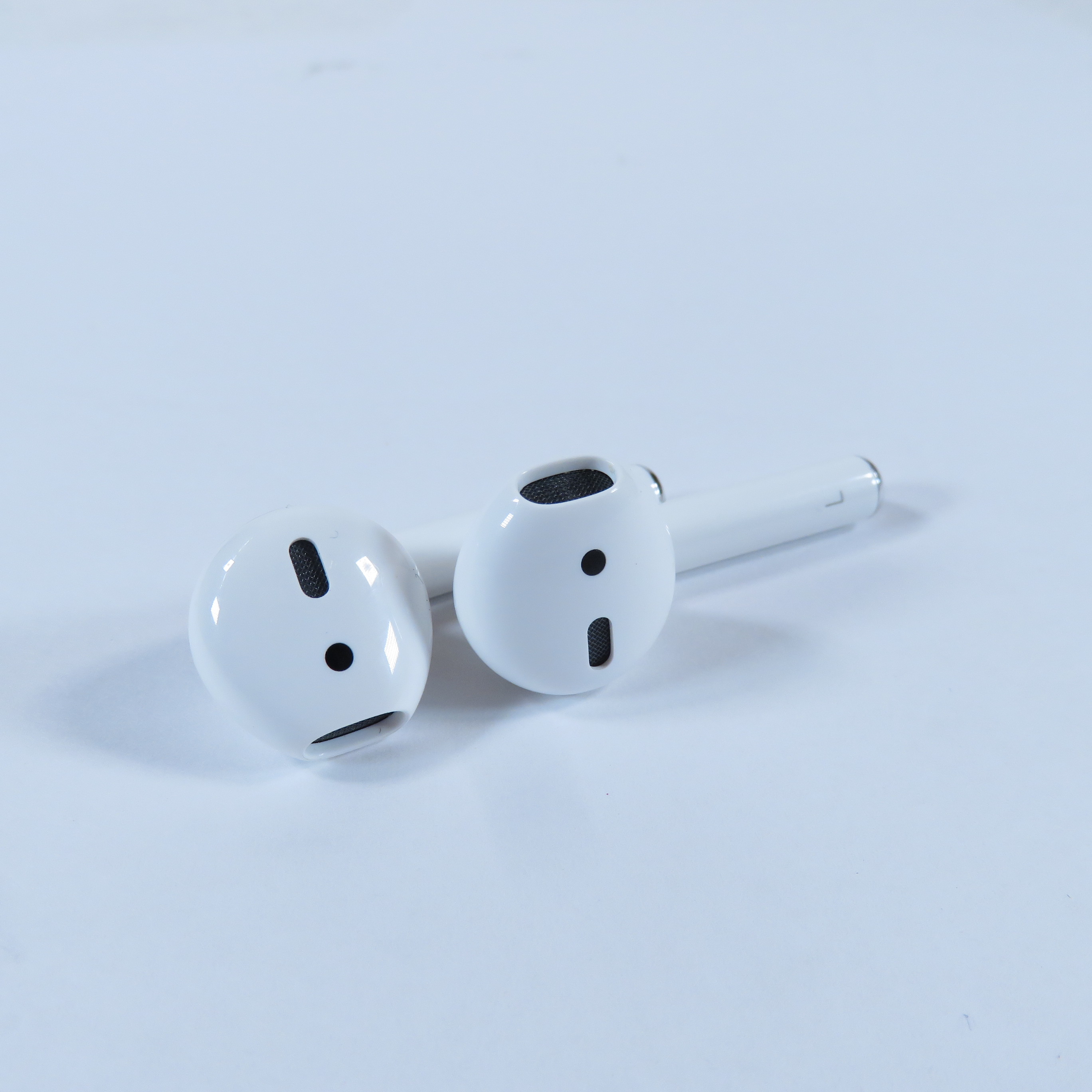 Apple AirPods 2 MV7N2AM/A Portable Bluetooth White Body Earbuds