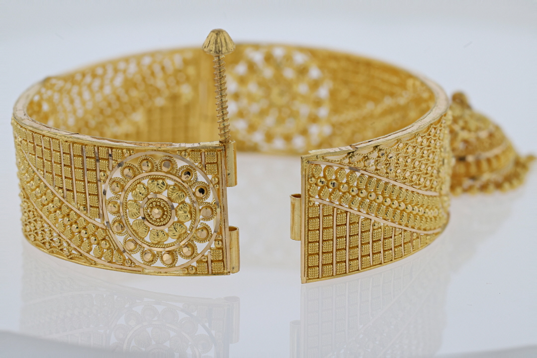 20mm Filigree Bangle w/ Dangle Charm 7.25