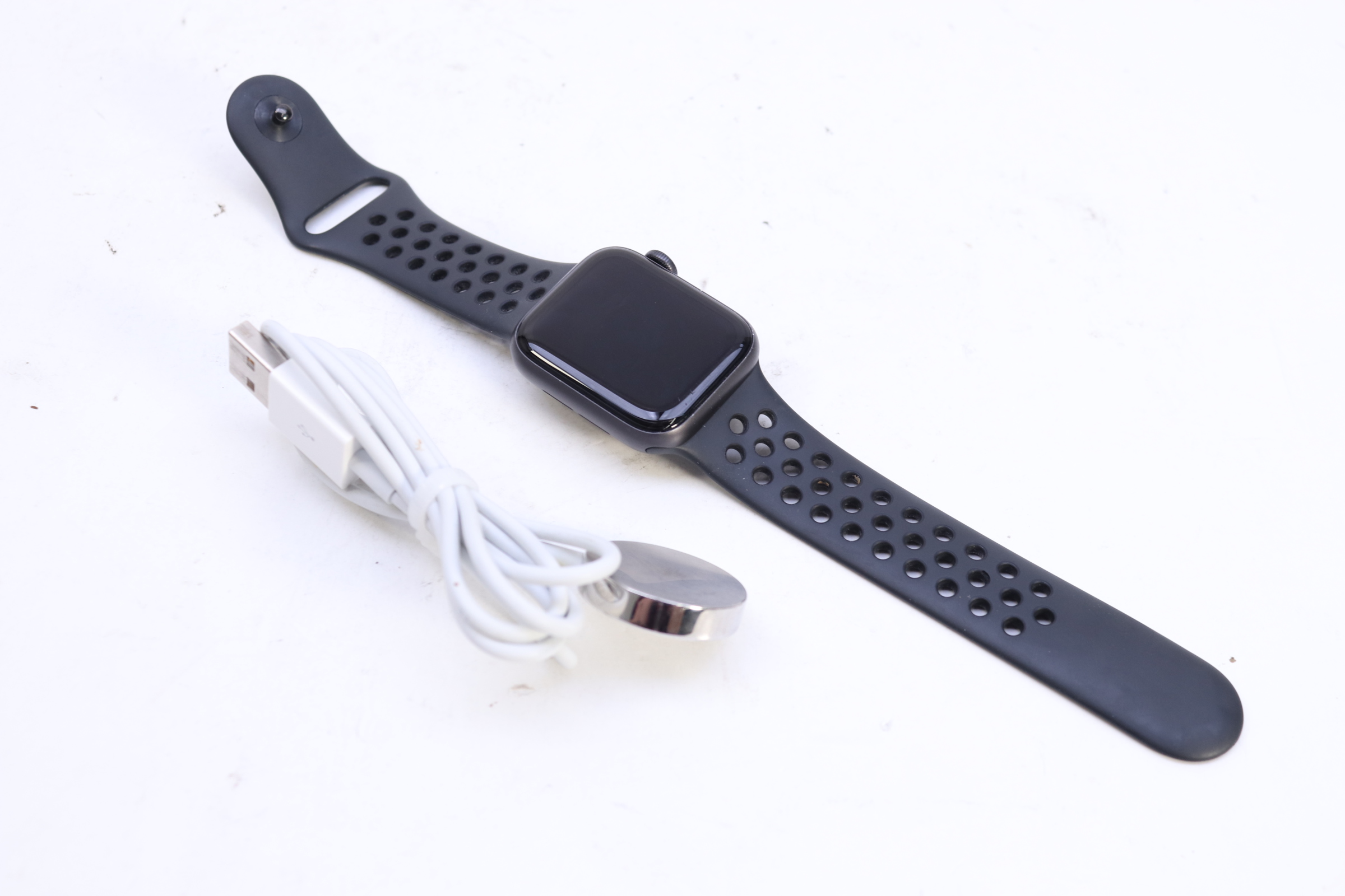 apple watch series 5 nike  40 mm