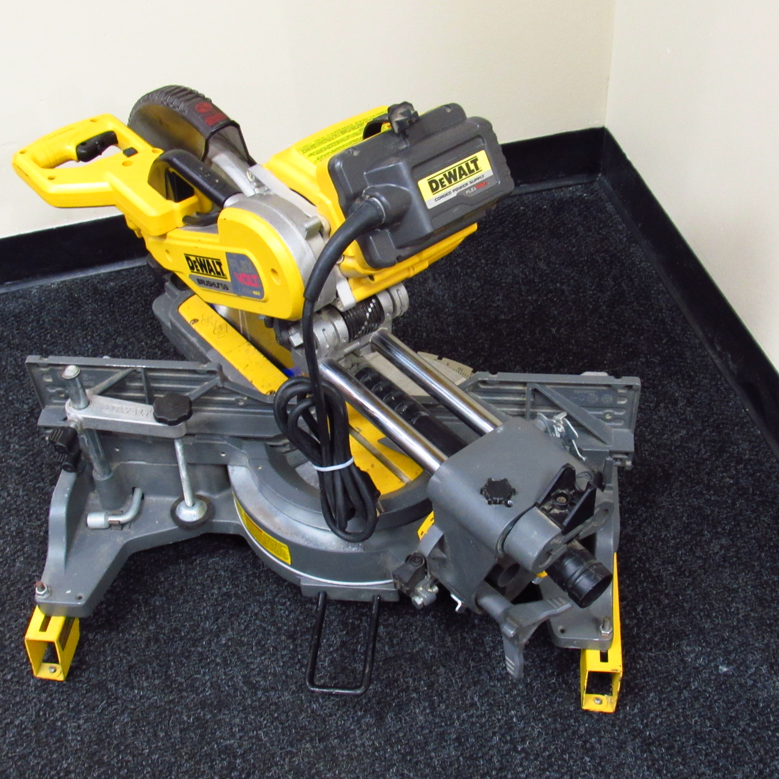 DeWalt DHS790 FlexVolt 120V 12'' Corded/Cordless Sliding Miter Saw