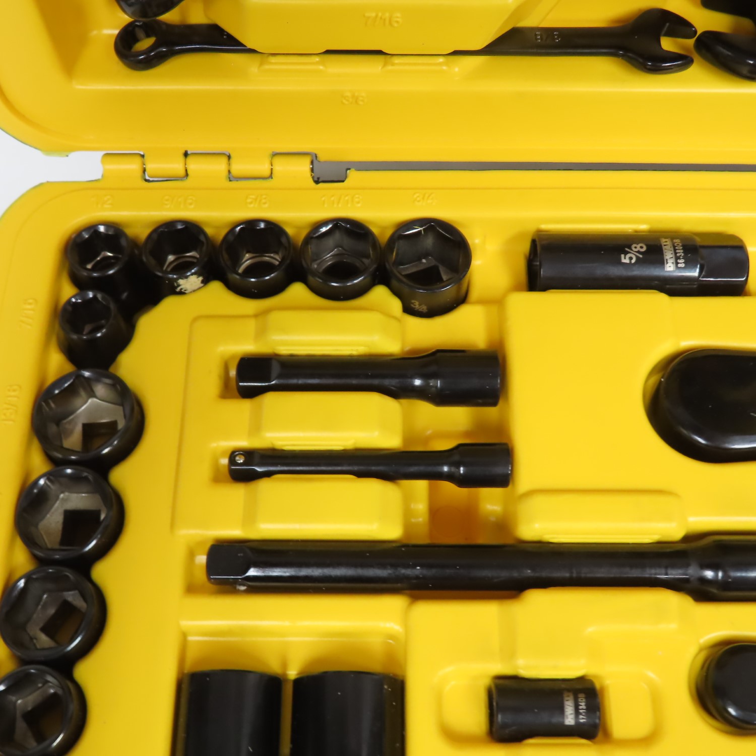 DeWalt DWMT45184 184-Piece Polished Black Chrome Mechanics Tool Set