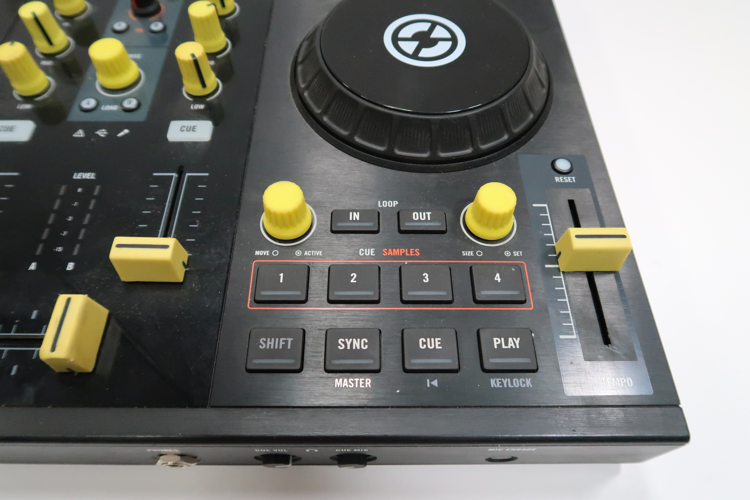 Native Instruments Traktor Kontrol S2 MK1 DJ Controller 6390