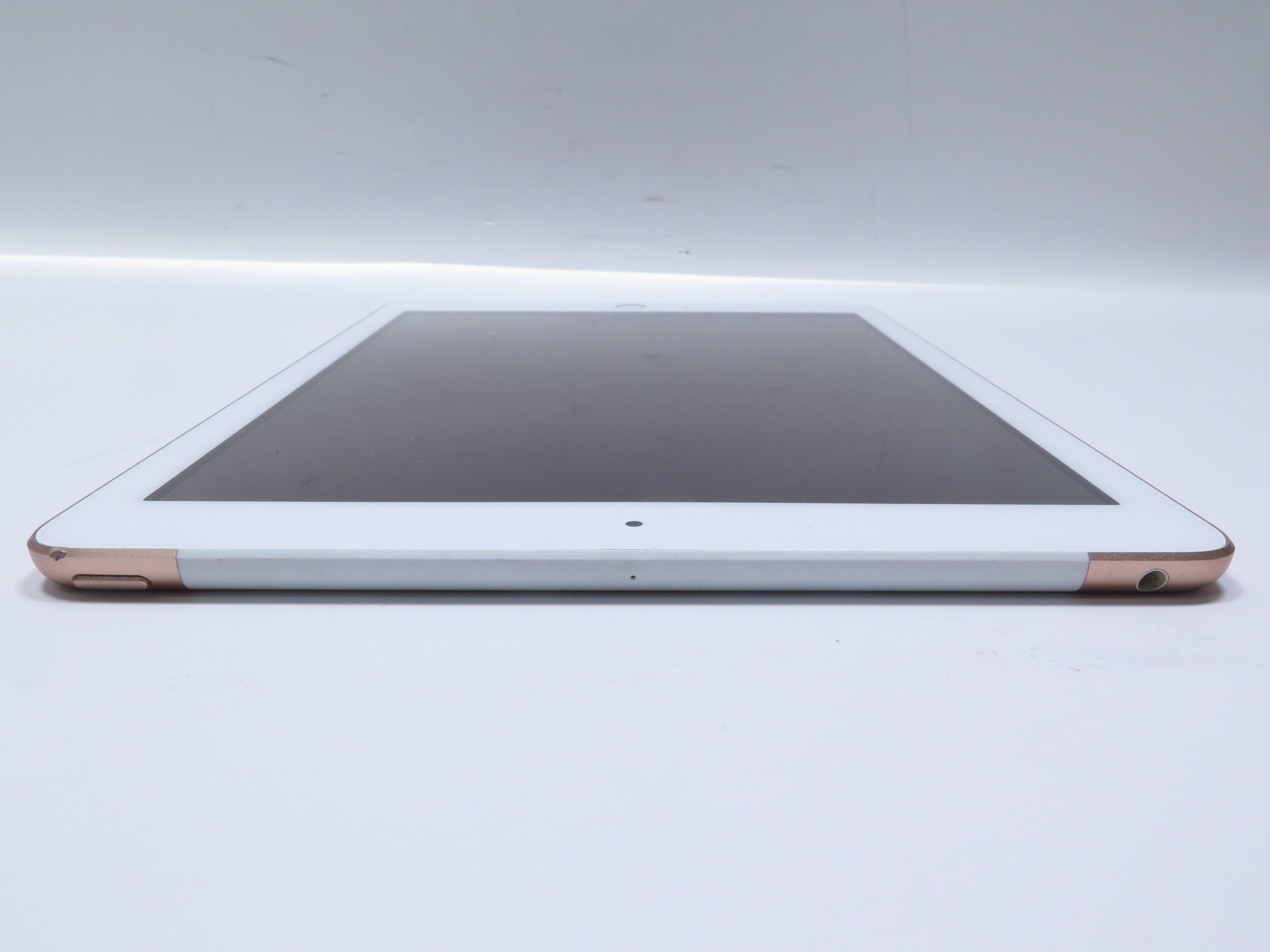 Apple MRM32LL/A iPad 6th Generation 32GB WiFi + Verizon 9.7