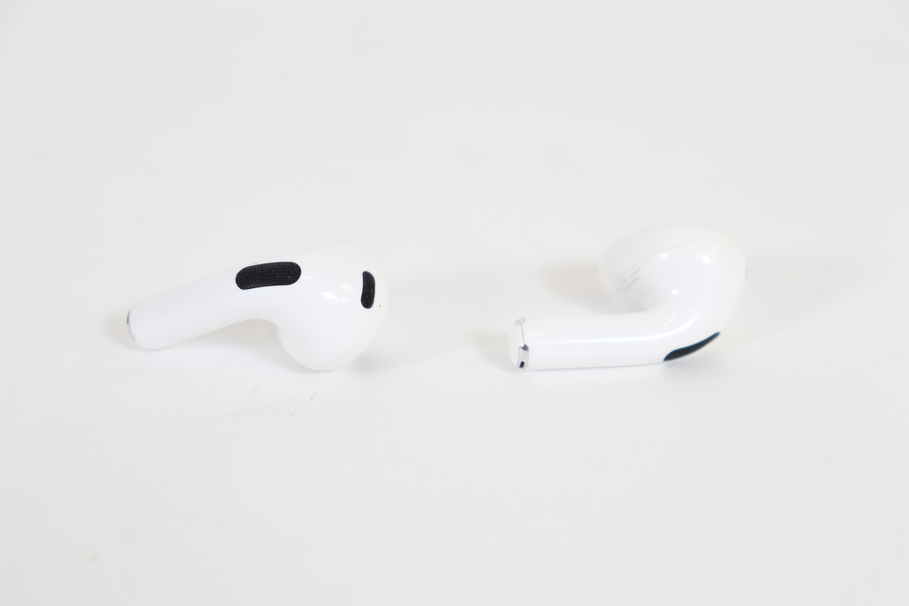 Apple AirPods A2564 3rd generation with Lightning Charging Case - White