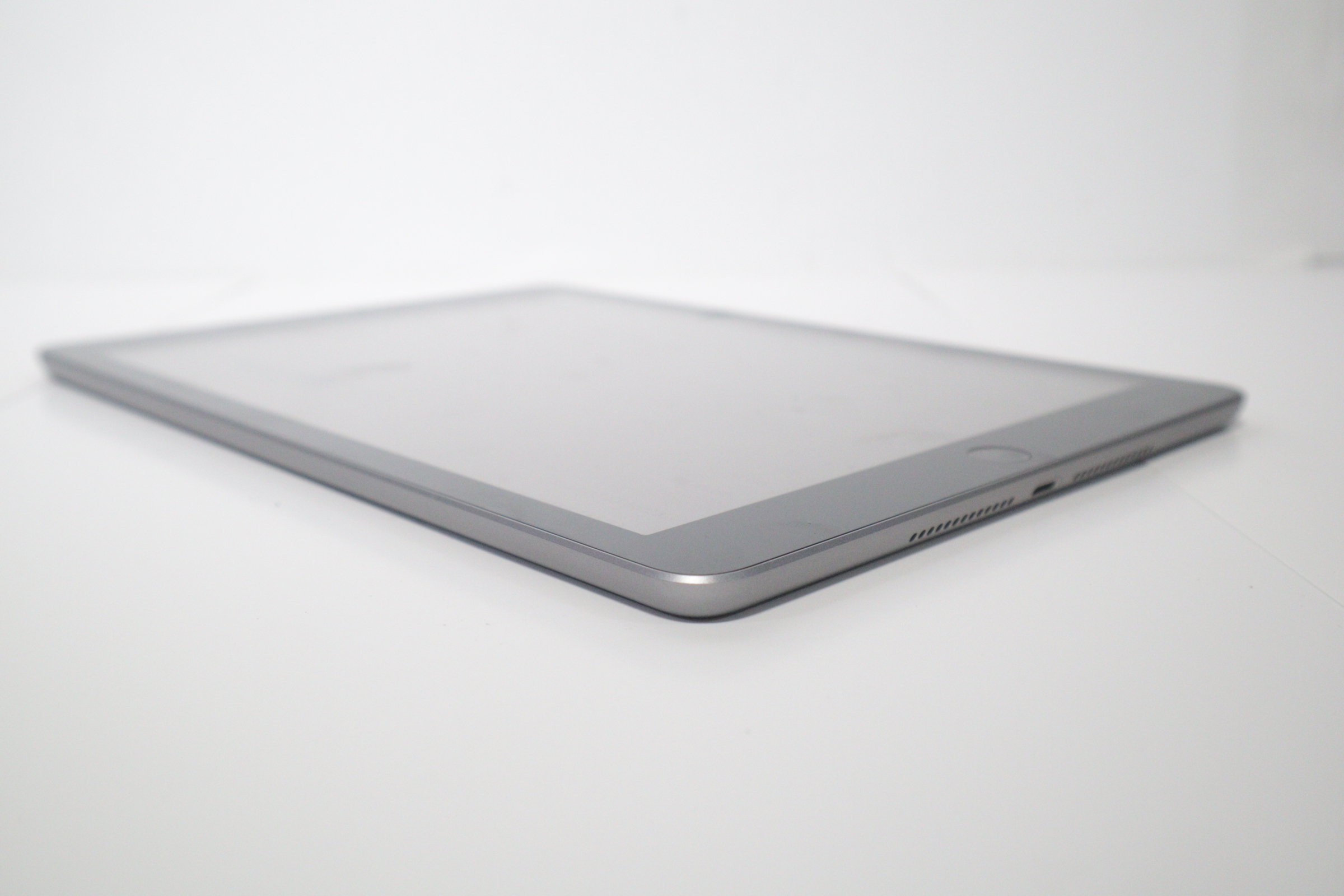 Apple iPad Gen 5 MP2F2LL/A Silver 32GB 9.7