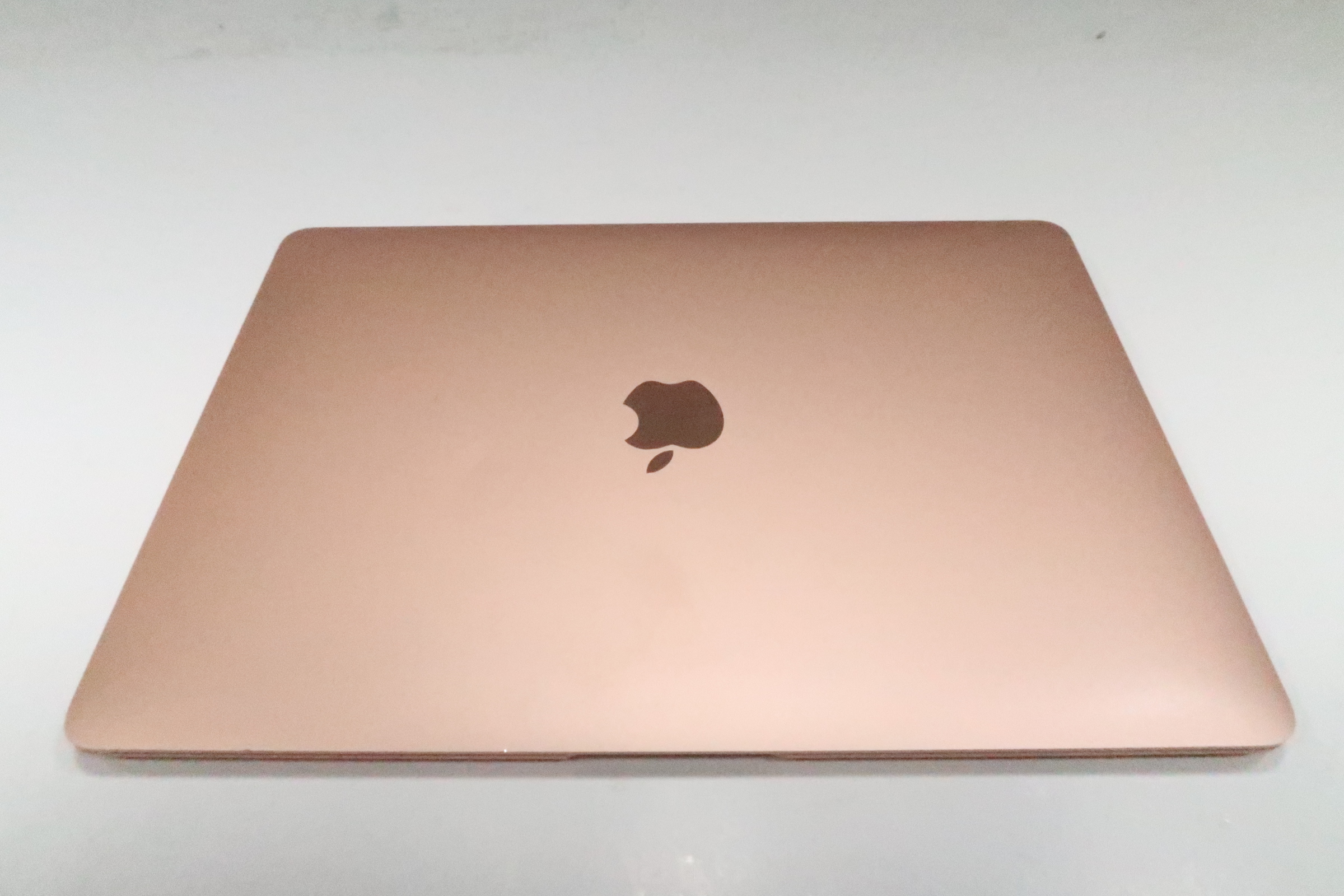 Apple 2020 MacBook Air MGN63LL/A M1 Chip 3.2GHz 8GB RAM 256GB SSD 13.3"